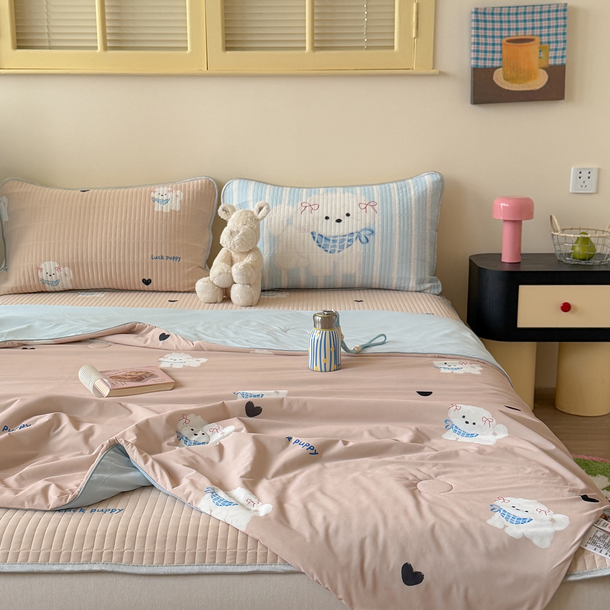 91家纺网 家纺一手货源 找家纺 桃子家居 2026新款A类小清新卡通数码印花混搭小冰皮夏被夏凉被空调被席子凉席四件套 小冰皮-奶咖小狗