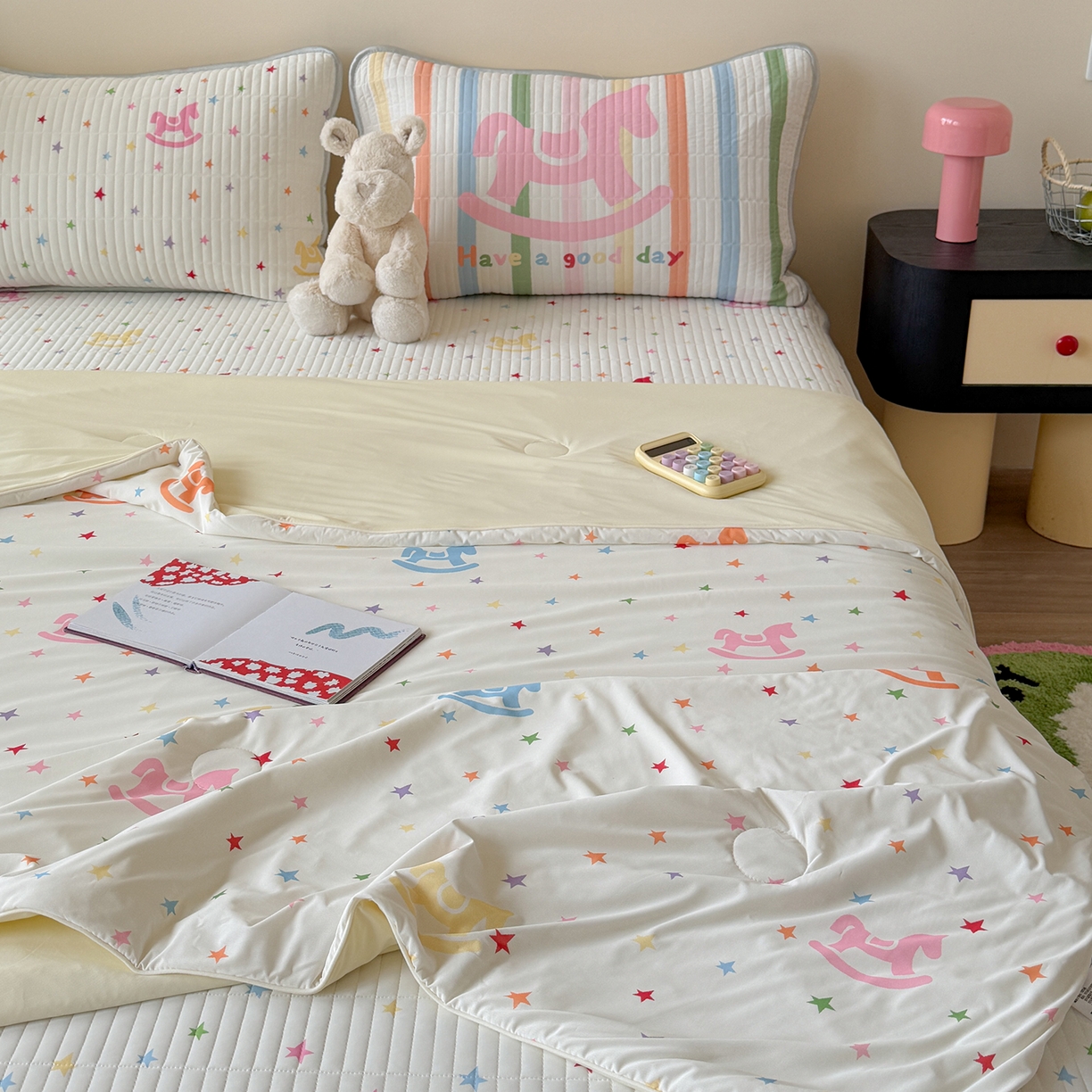 91家纺网 家纺一手货源 找家纺 桃子家居 2026新款A类小清新卡通数码印花混搭小冰皮夏被夏凉被空调被席子凉席四件套 小冰皮-星梦小马