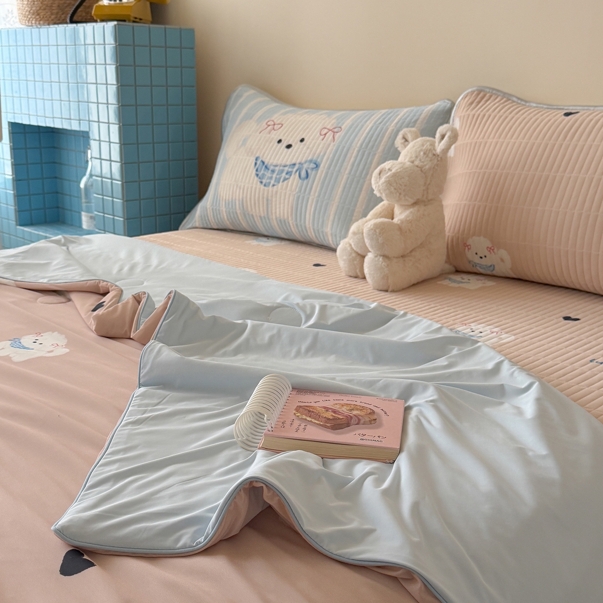 91家纺网 家纺一手货源 找家纺 桃子家居 2026新款A类小清新卡通数码印花混搭小冰皮夏被夏凉被空调被席子凉席四件套 小冰皮-奶咖小狗