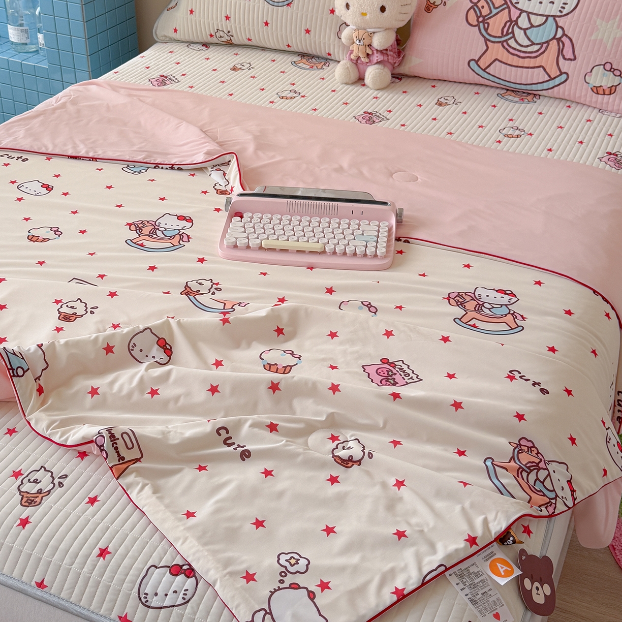 91家纺网 家纺一手货源 找家纺 桃子家居 2026新款A类小清新卡通数码印花混搭小冰皮夏被夏凉被空调被席子凉席四件套 小冰皮-甜粉木马猫