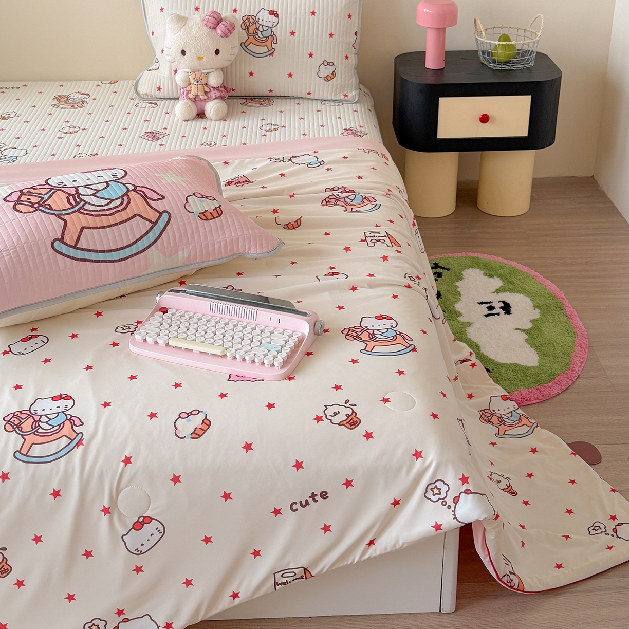 91家纺网 家纺一手货源 找家纺 桃子家居 2026新款A类小清新卡通数码印花混搭小冰皮夏被夏凉被空调被席子凉席四件套 小冰皮-甜粉木马猫