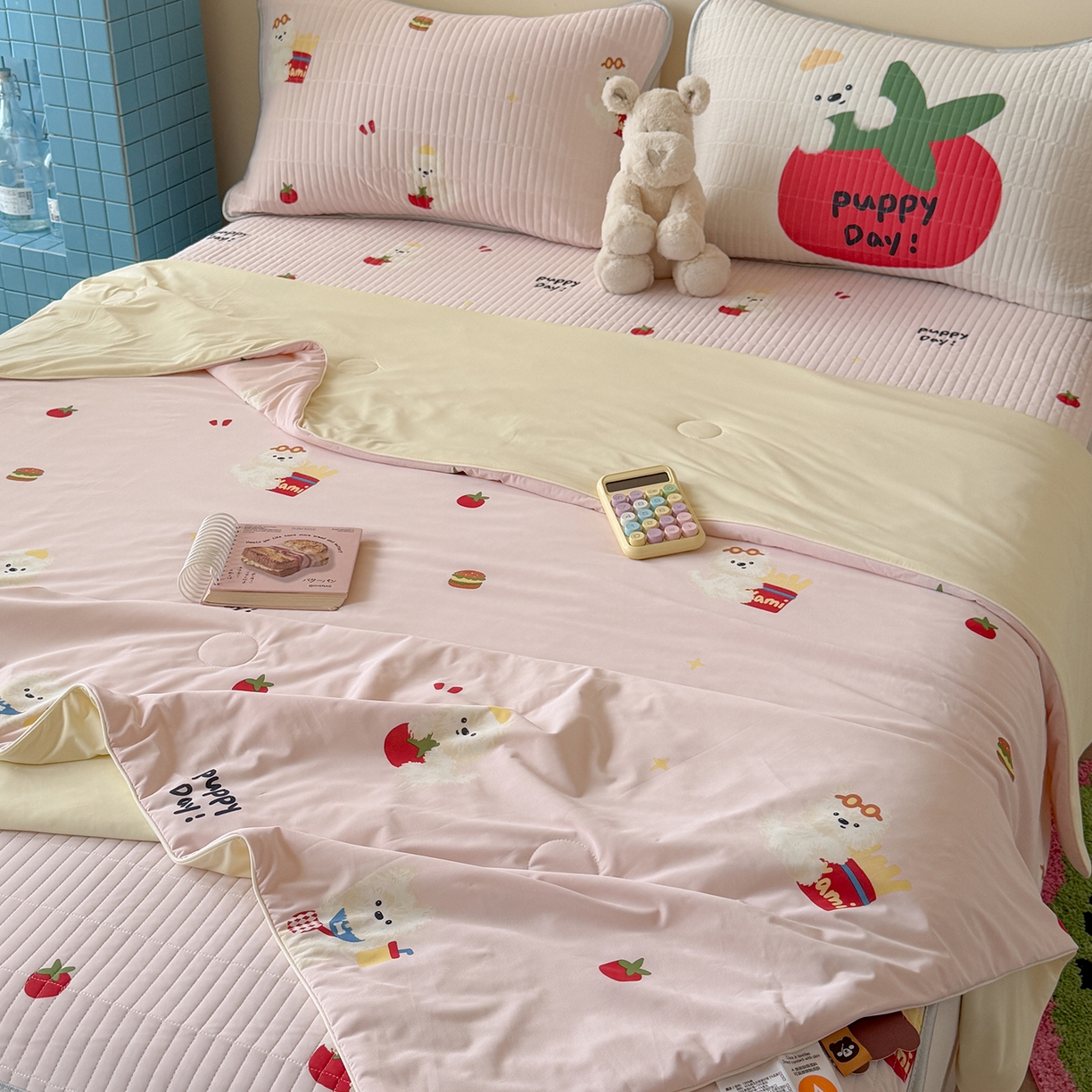 91家纺网 家纺一手货源 找家纺 桃子家居 2026新款A类小清新卡通数码印花混搭小冰皮夏被夏凉被空调被席子凉席四件套 小冰皮-粉粉番茄酱