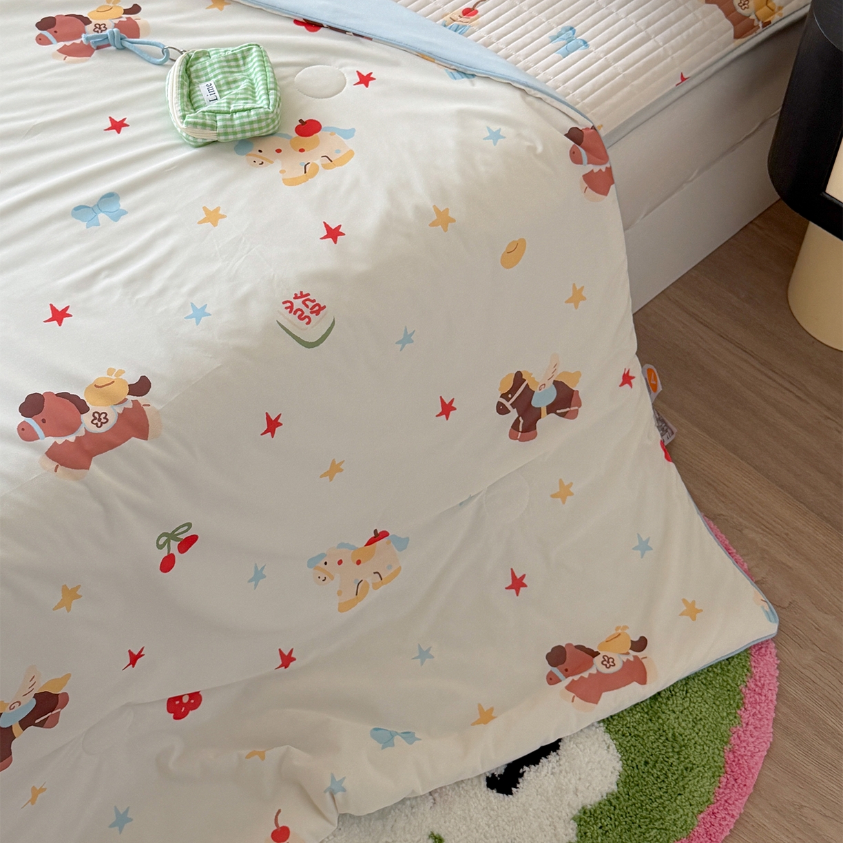 91家纺网 家纺一手货源 找家纺 桃子家居 2026新款A类小清新卡通数码印花混搭小冰皮夏被夏凉被空调被席子凉席四件套 小冰皮-甜梦小马