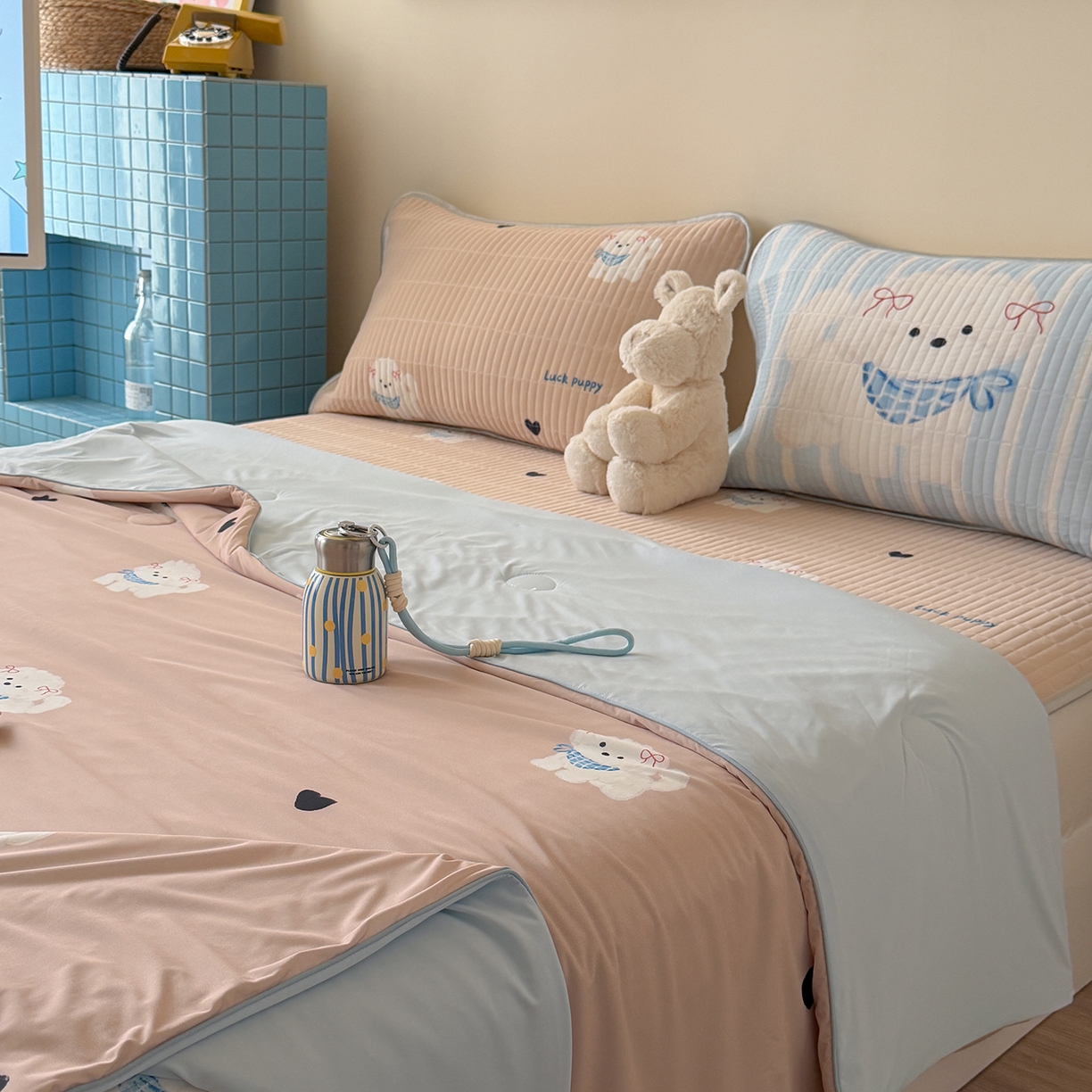 91家纺网 家纺一手货源 找家纺 桃子家居 2026新款A类小清新卡通数码印花混搭小冰皮夏被夏凉被空调被席子凉席四件套 小冰皮-奶咖小狗