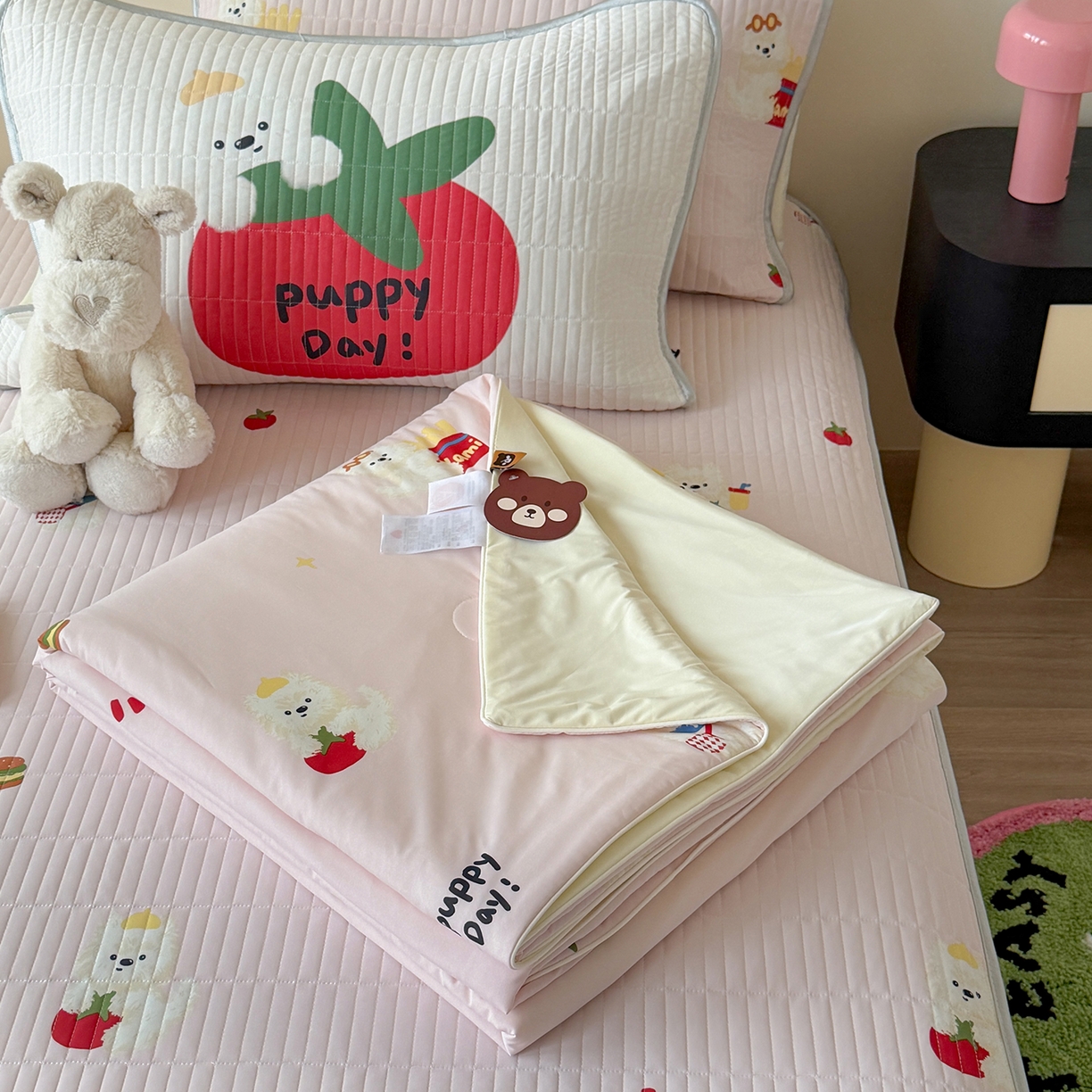 91家纺网 家纺一手货源 找家纺 桃子家居 2026新款A类小清新卡通数码印花混搭小冰皮夏被夏凉被空调被席子凉席四件套 小冰皮-粉粉番茄酱