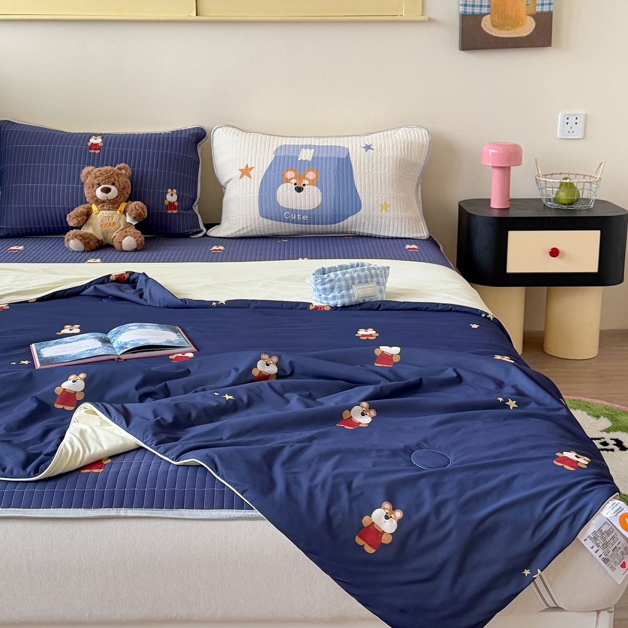 91家纺网 家纺一手货源 找家纺 桃子家居 2026新款A类小清新卡通数码印花混搭小冰皮夏被夏凉被空调被席子凉席四件套 小冰皮-星夜小熊