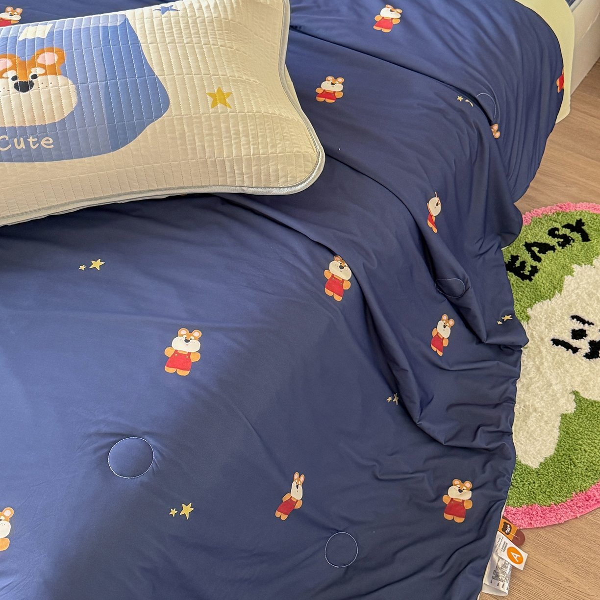 91家纺网 家纺一手货源 找家纺 桃子家居 2026新款A类小清新卡通数码印花混搭小冰皮夏被夏凉被空调被席子凉席四件套 小冰皮-星夜小熊