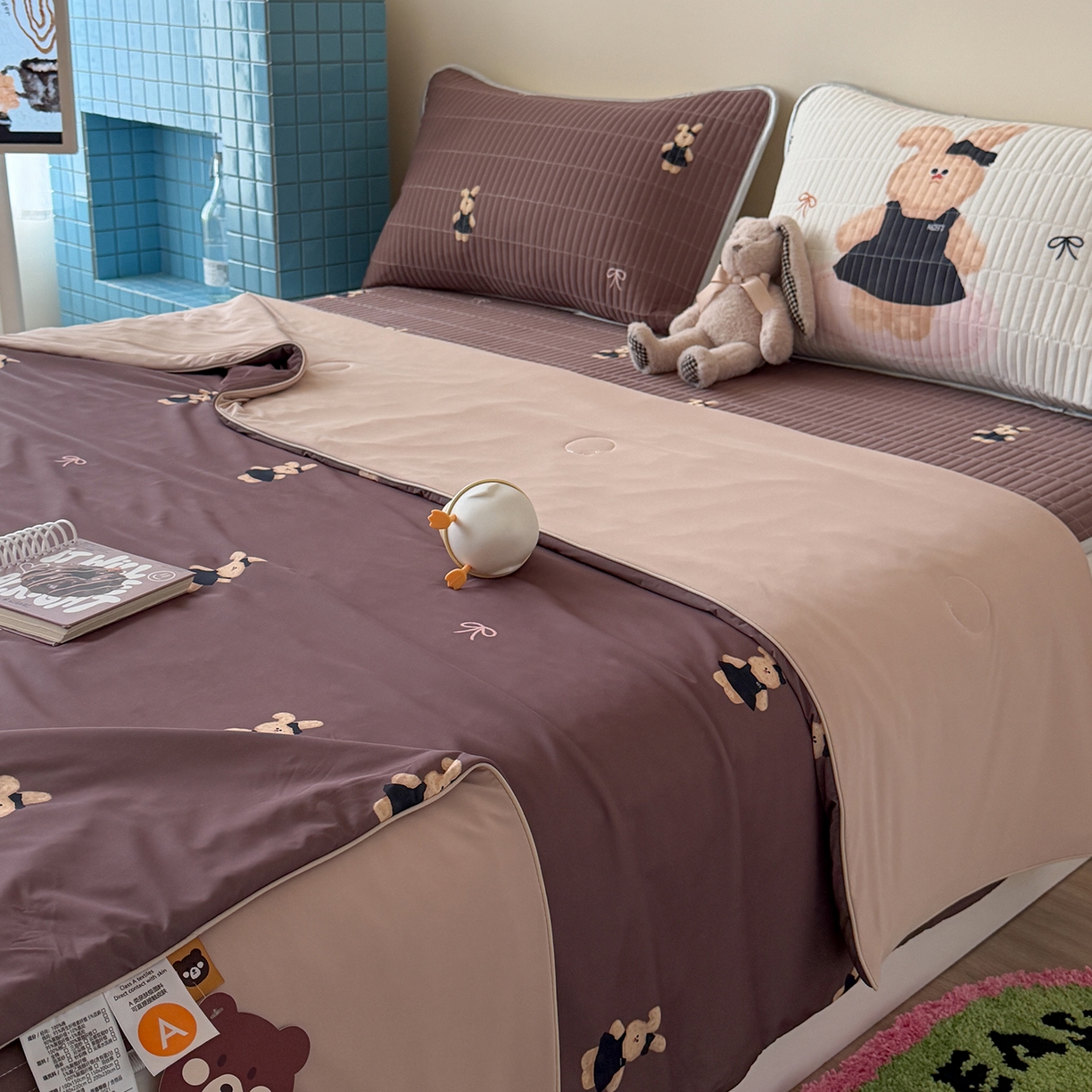 91家纺网 家纺一手货源 找家纺 桃子家居 2026新款A类小清新卡通数码印花混搭小冰皮夏被夏凉被空调被席子凉席四件套 小冰皮-焦糖小兔