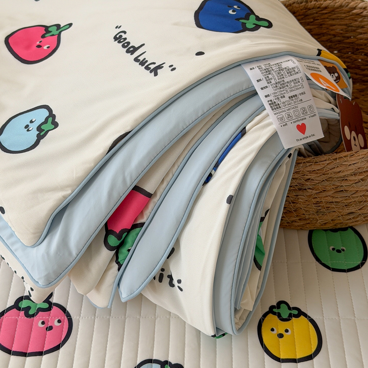 91家纺网 家纺一手货源 找家纺 桃子家居 2026新款A类小清新卡通数码印花混搭小冰皮夏被夏凉被空调被席子凉席四件套 小冰皮-夏日果味