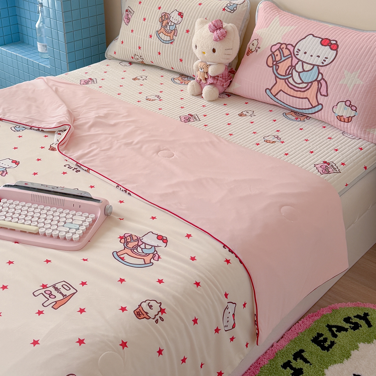 91家纺网 家纺一手货源 找家纺 桃子家居 2026新款A类小清新卡通数码印花混搭小冰皮夏被夏凉被空调被席子凉席四件套 小冰皮-甜粉木马猫