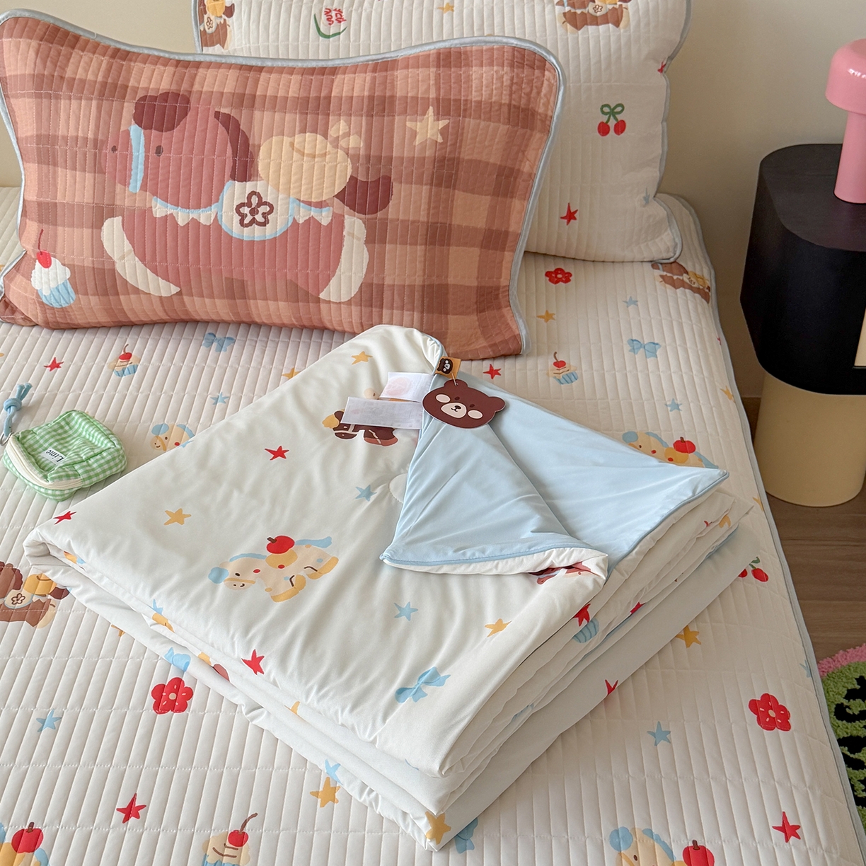 91家纺网 家纺一手货源 找家纺 桃子家居 2026新款A类小清新卡通数码印花混搭小冰皮夏被夏凉被空调被席子凉席四件套 小冰皮-甜梦小马