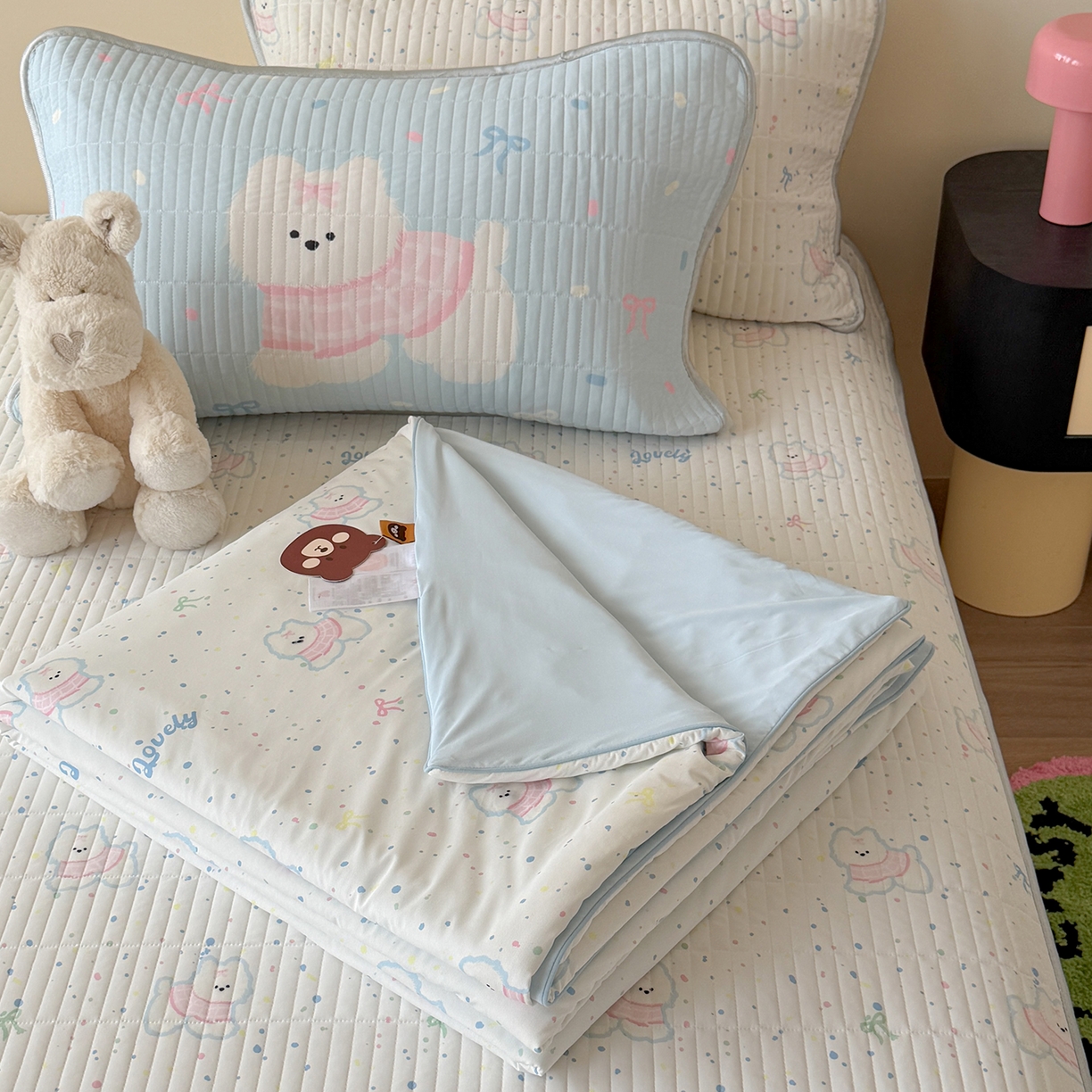 91家纺网 家纺一手货源 找家纺 桃子家居 2026新款A类小清新卡通数码印花混搭小冰皮夏被夏凉被空调被席子凉席四件套 小冰皮-夏日小狗