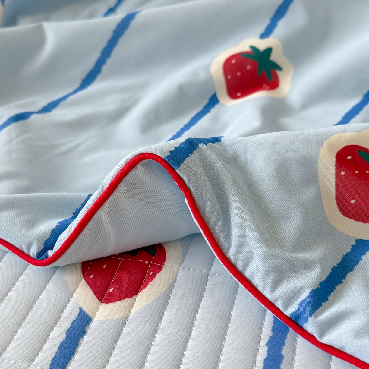 91家纺网 家纺一手货源 找家纺 桃子家居 2026新款A类小清新卡通数码印花混搭小冰皮夏被夏凉被空调被席子凉席四件套 小冰皮-冰蓝草莓