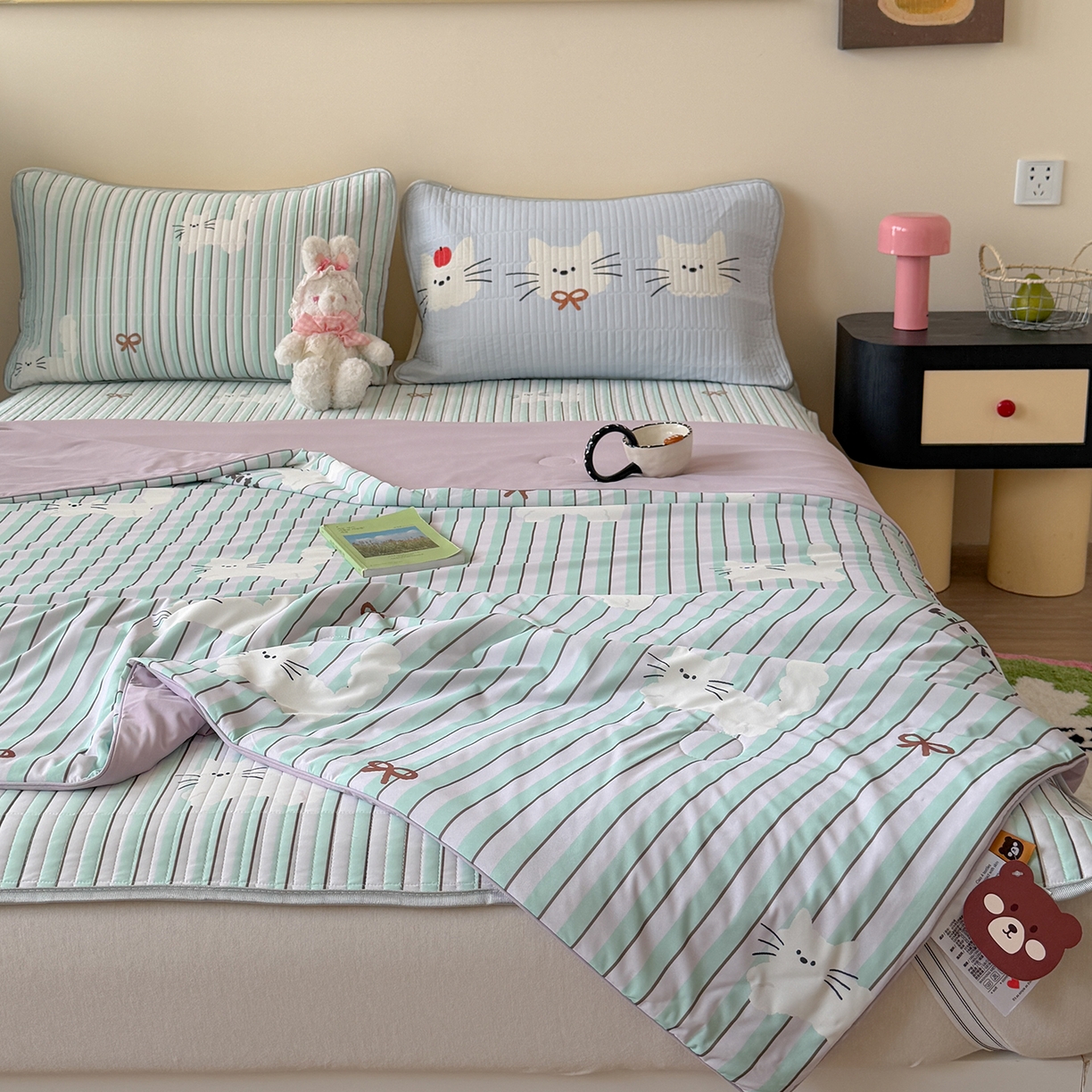 91家纺网 家纺一手货源 找家纺 桃子家居 2026新款A类小清新卡通数码印花混搭小冰皮夏被夏凉被空调被席子凉席四件套 小冰皮-薄荷奶糖猫