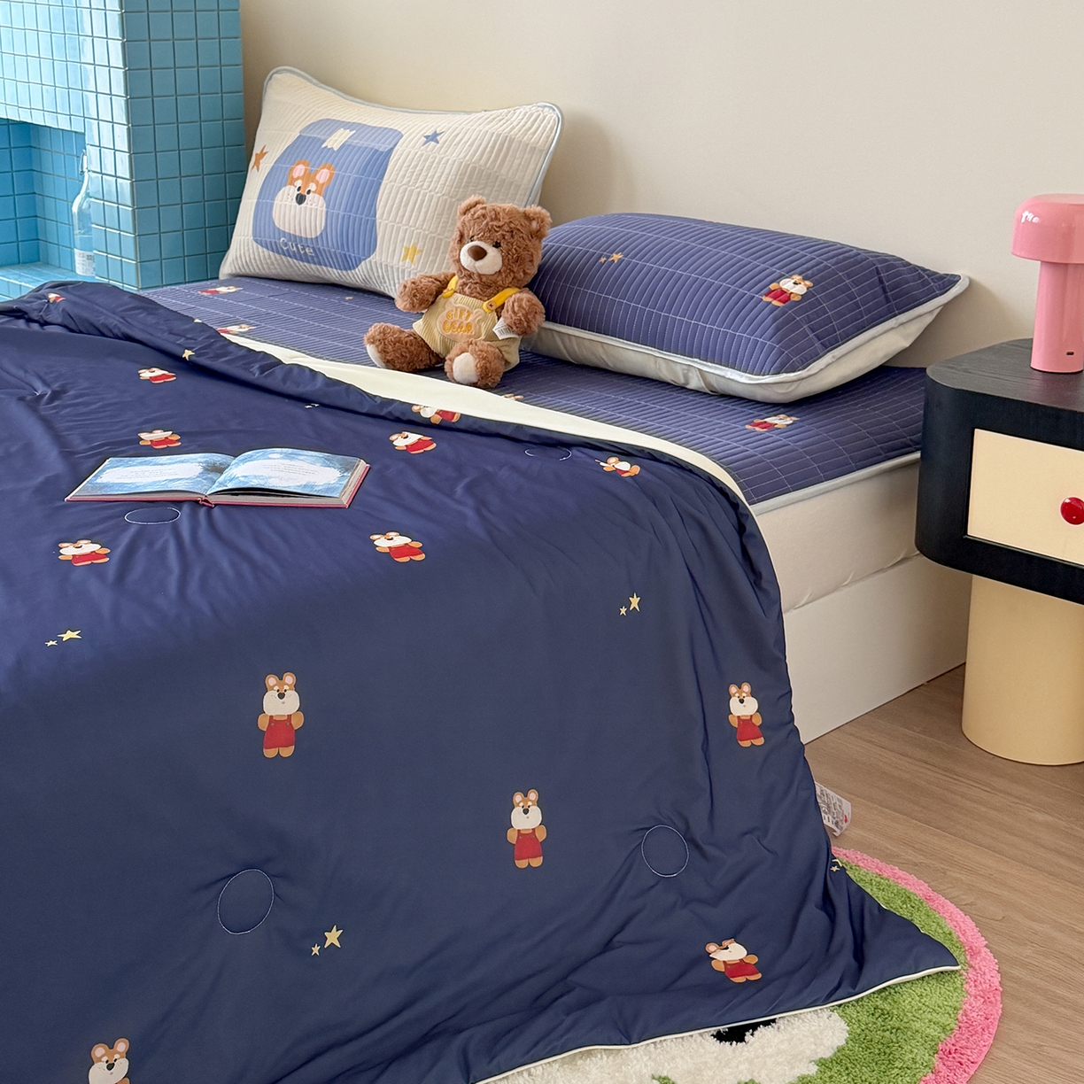 91家纺网 家纺一手货源 找家纺 桃子家居 2026新款A类小清新卡通数码印花混搭小冰皮夏被夏凉被空调被席子凉席四件套 小冰皮-星夜小熊