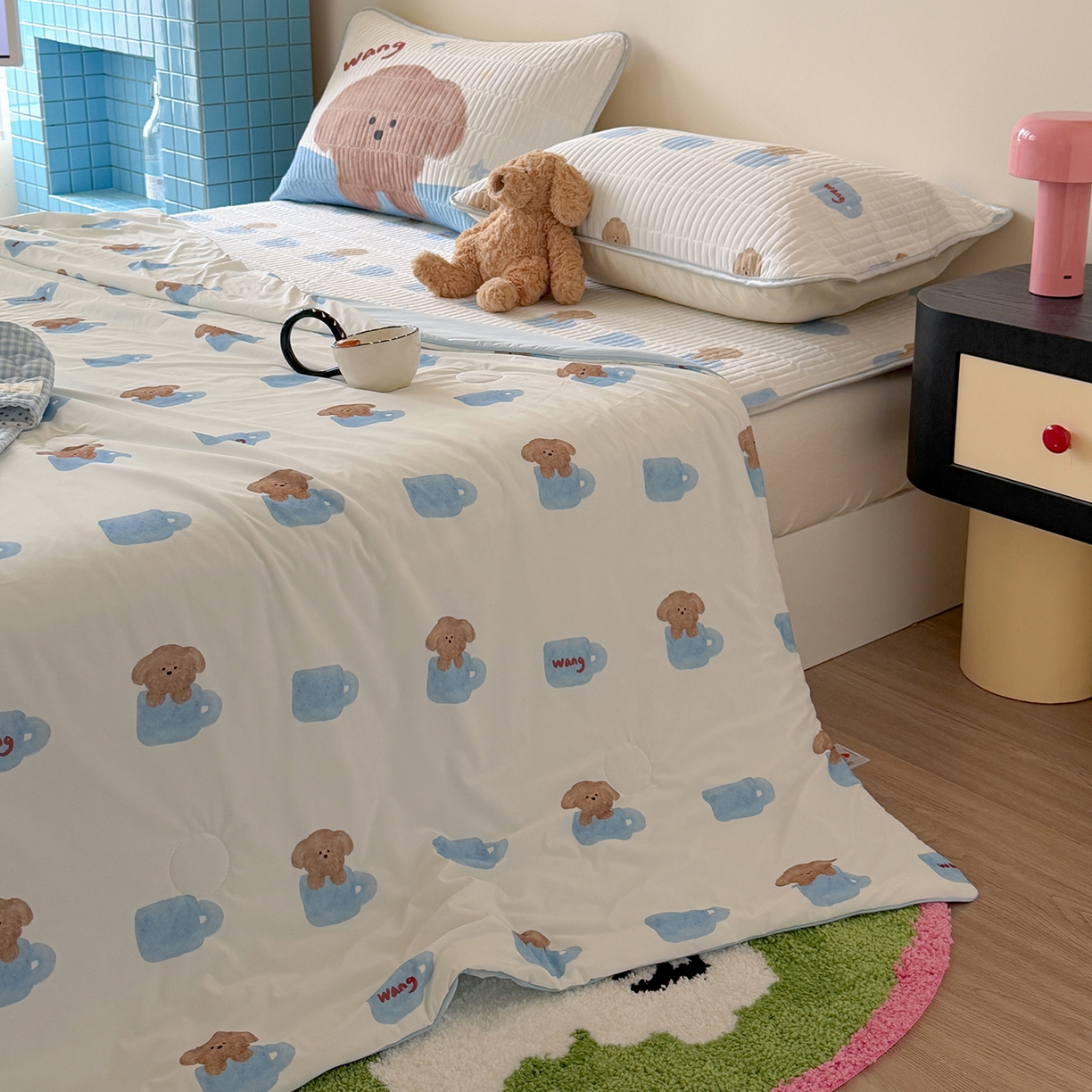 91家纺网 家纺一手货源 找家纺 桃子家居 2026新款A类小清新卡通数码印花混搭小冰皮夏被夏凉被空调被席子凉席四件套 小冰皮-夏日茶杯狗