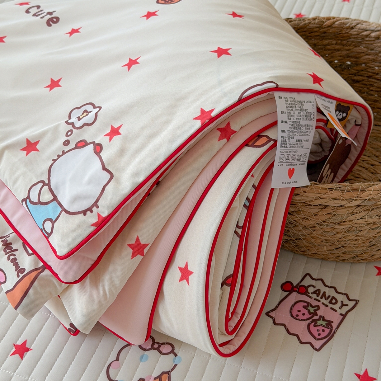 91家纺网 家纺一手货源 找家纺 桃子家居 2026新款A类小清新卡通数码印花混搭小冰皮夏被夏凉被空调被席子凉席四件套 小冰皮-甜粉木马猫