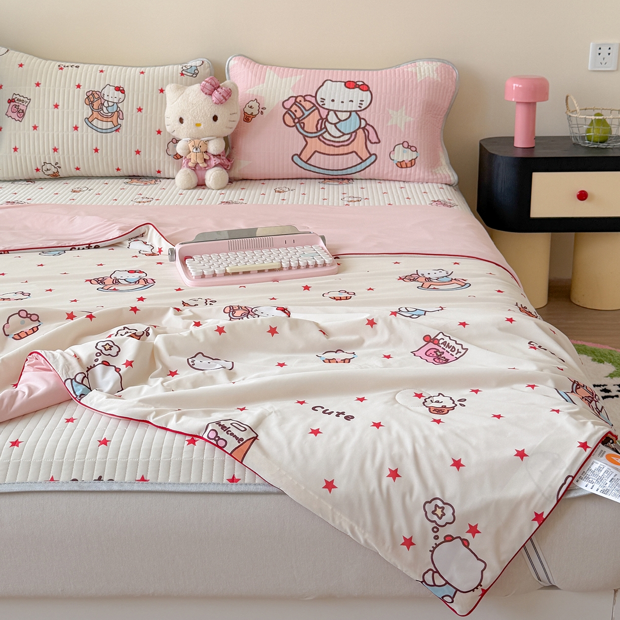 91家纺网 家纺一手货源 找家纺 桃子家居 2026新款A类小清新卡通数码印花混搭小冰皮夏被夏凉被空调被席子凉席四件套 小冰皮-甜粉木马猫