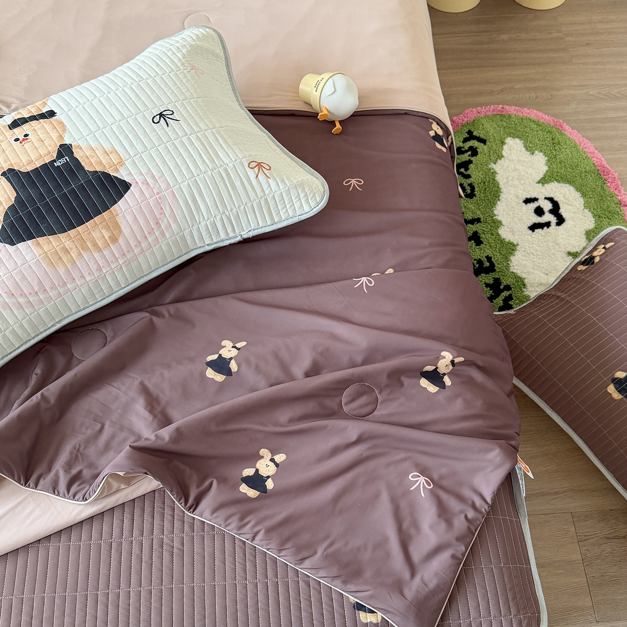 91家纺网 家纺一手货源 找家纺 桃子家居 2026新款A类小清新卡通数码印花混搭小冰皮夏被夏凉被空调被席子凉席四件套 小冰皮-焦糖小兔