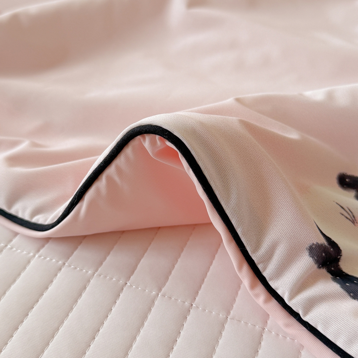 91家纺网 家纺一手货源 找家纺 桃子家居 2026新款A类小清新卡通数码印花混搭小冰皮夏被夏凉被空调被席子凉席四件套 小冰皮-软萌兔兔