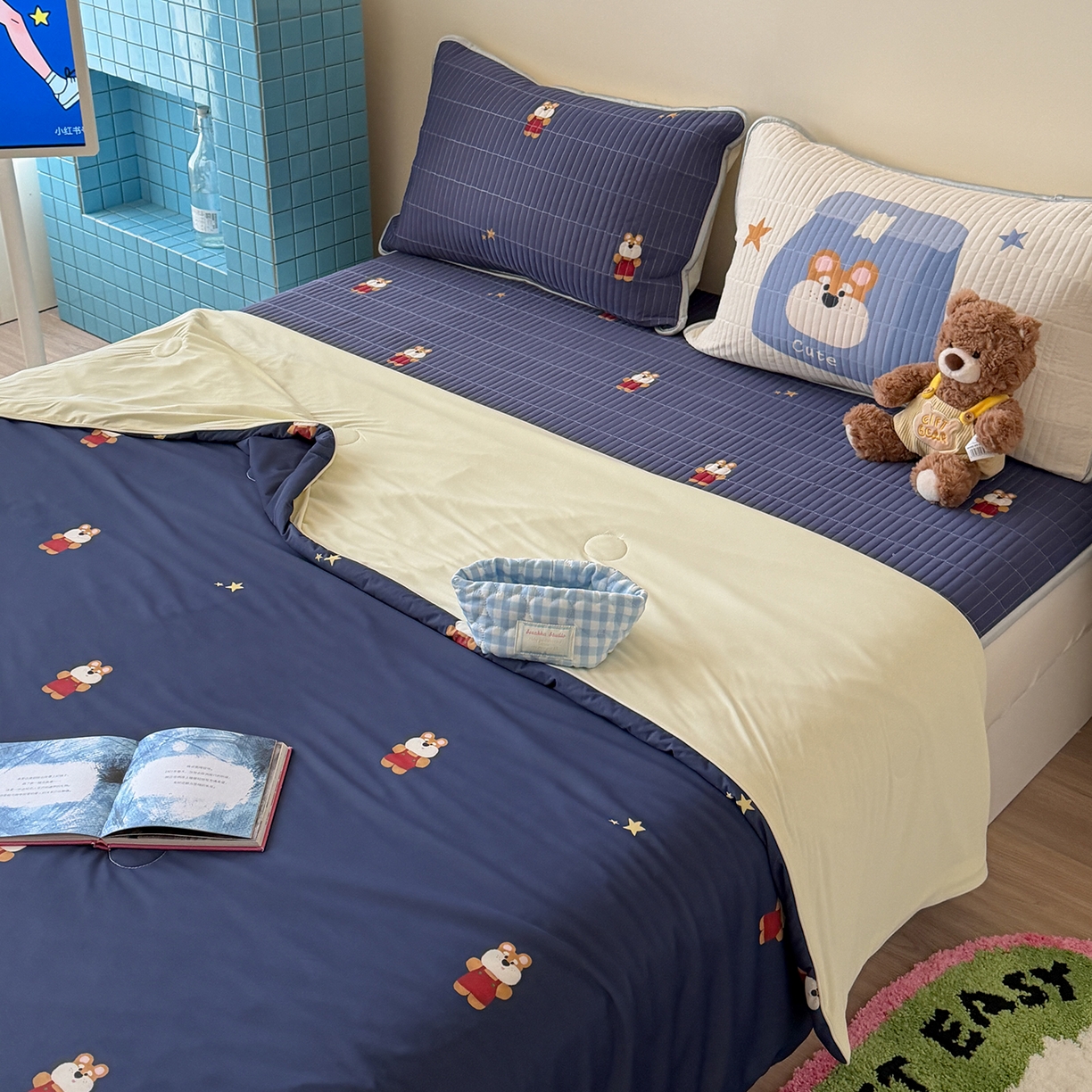91家纺网 家纺一手货源 找家纺 桃子家居 2026新款A类小清新卡通数码印花混搭小冰皮夏被夏凉被空调被席子凉席四件套 小冰皮-星夜小熊