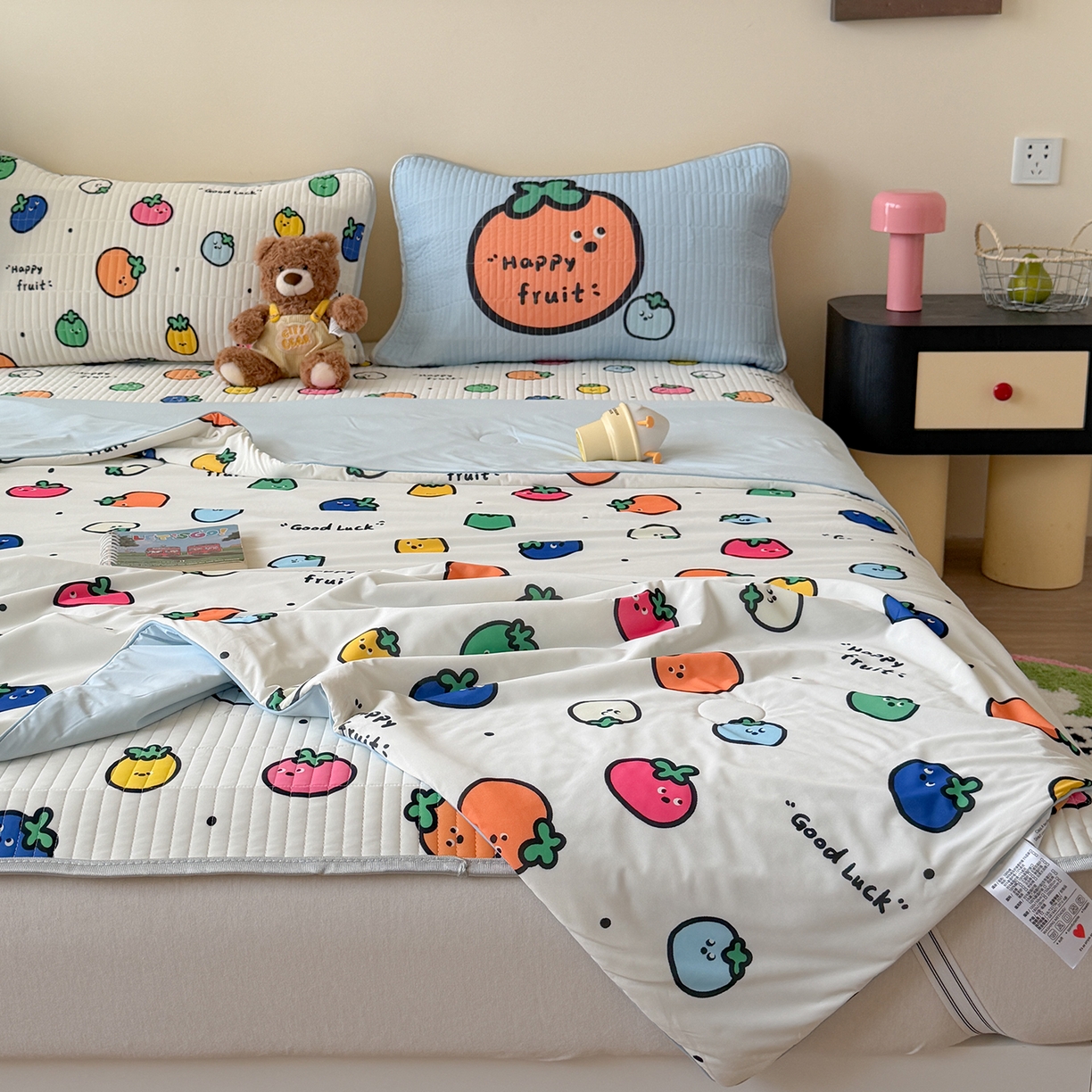 91家纺网 家纺一手货源 找家纺 桃子家居 2026新款A类小清新卡通数码印花混搭小冰皮夏被夏凉被空调被席子凉席四件套 小冰皮-夏日果味