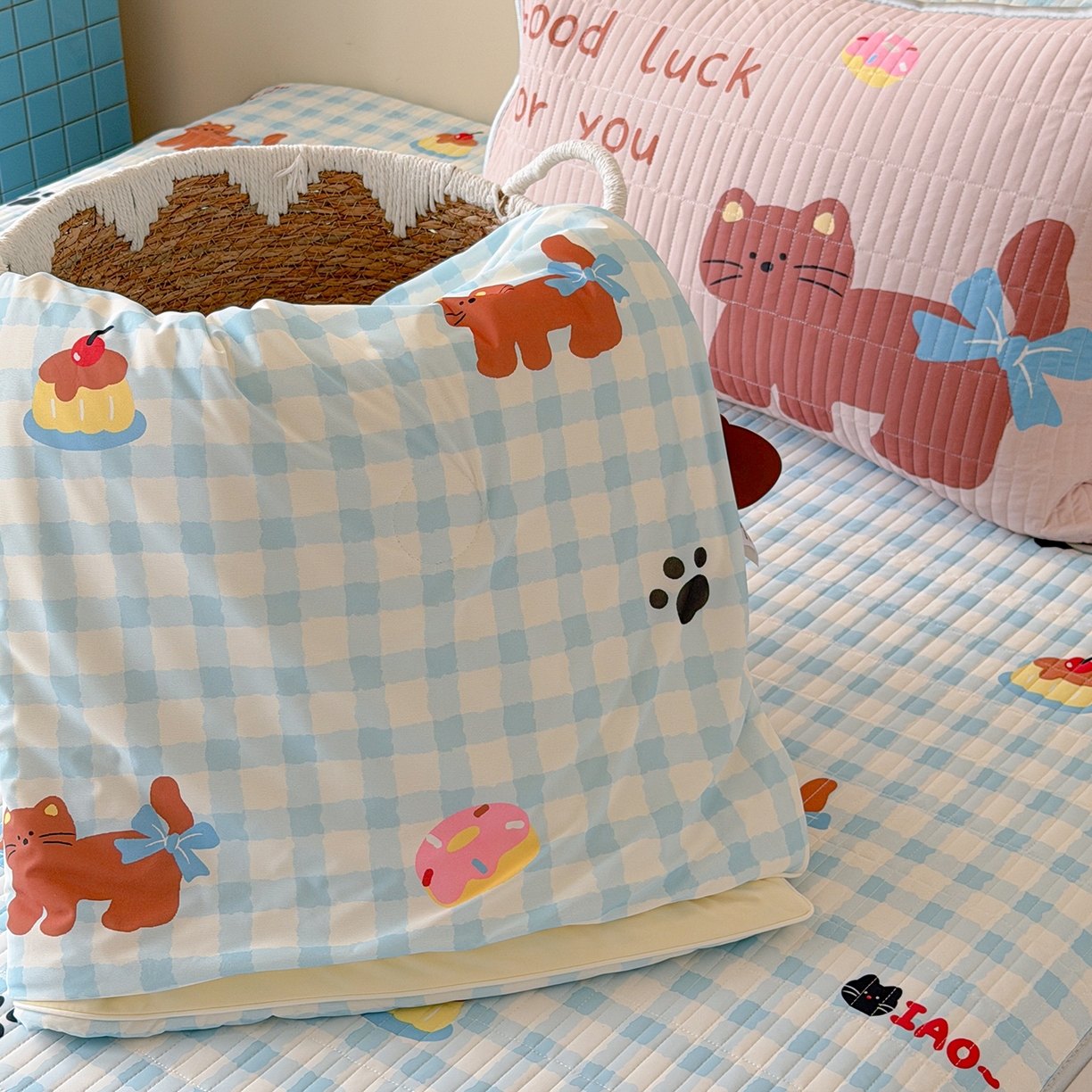 91家纺网 家纺一手货源 找家纺 桃子家居 2026新款A类小清新卡通数码印花混搭小冰皮夏被夏凉被空调被席子凉席四件套 小冰皮-蓝格奶油猫