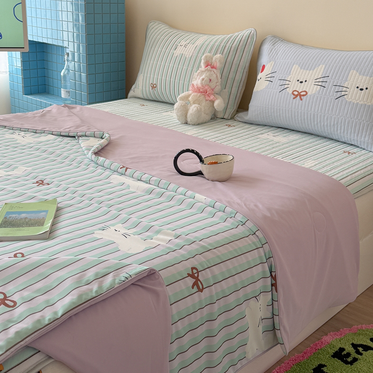 91家纺网 家纺一手货源 找家纺 桃子家居 2026新款A类小清新卡通数码印花混搭小冰皮夏被夏凉被空调被席子凉席四件套 小冰皮-薄荷奶糖猫