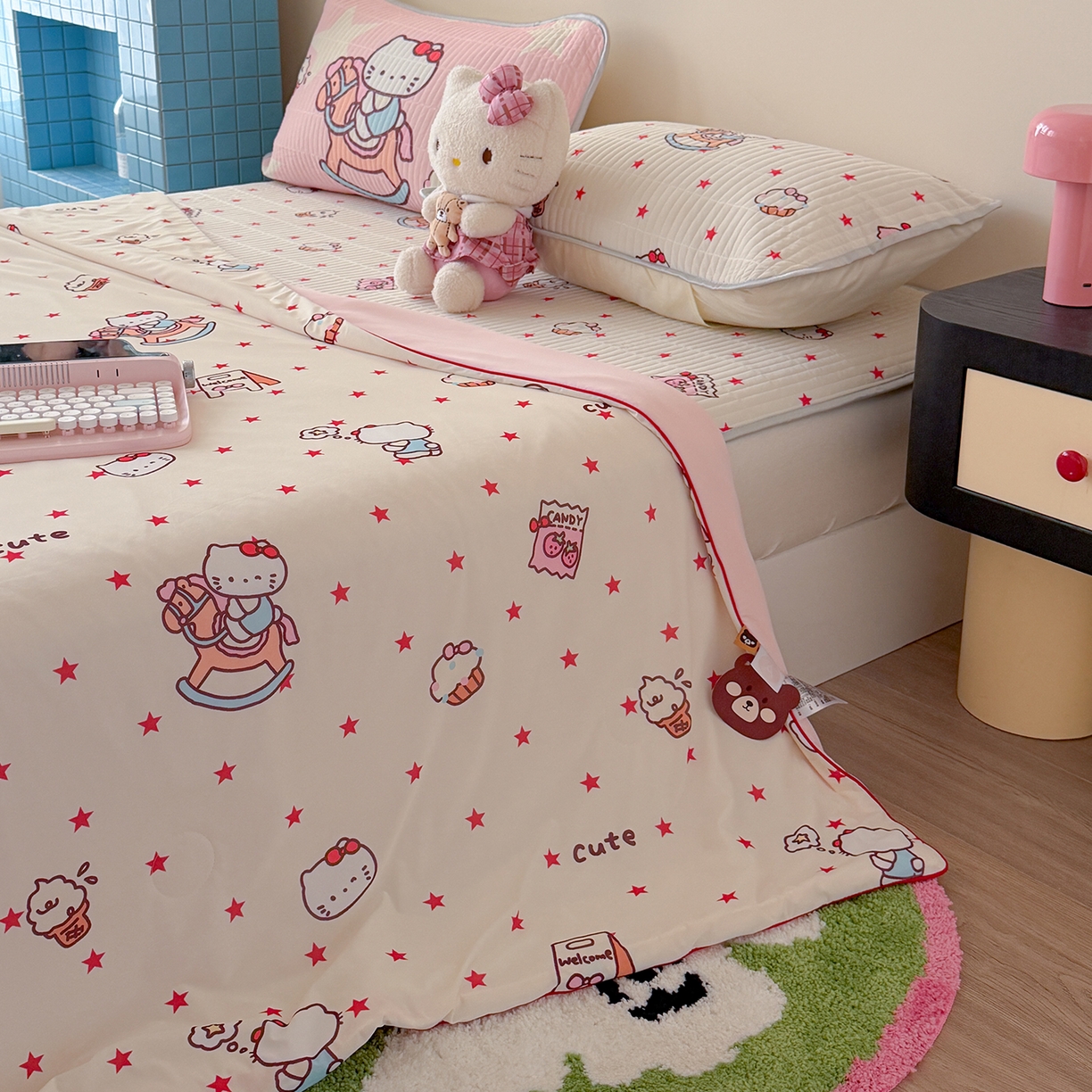 91家纺网 家纺一手货源 找家纺 桃子家居 2026新款A类小清新卡通数码印花混搭小冰皮夏被夏凉被空调被席子凉席四件套 小冰皮-甜粉木马猫