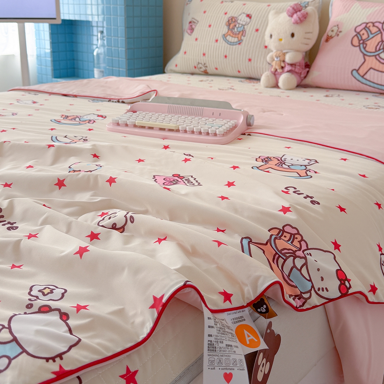 91家纺网 家纺一手货源 找家纺 桃子家居 2026新款A类小清新卡通数码印花混搭小冰皮夏被夏凉被空调被席子凉席四件套 小冰皮-甜粉木马猫