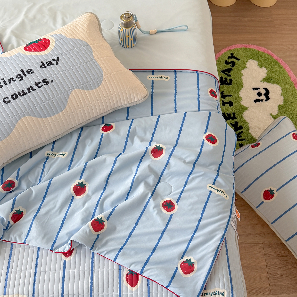 91家纺网 家纺一手货源 找家纺 桃子家居 2026新款A类小清新卡通数码印花混搭小冰皮夏被夏凉被空调被席子凉席四件套 小冰皮-冰蓝草莓