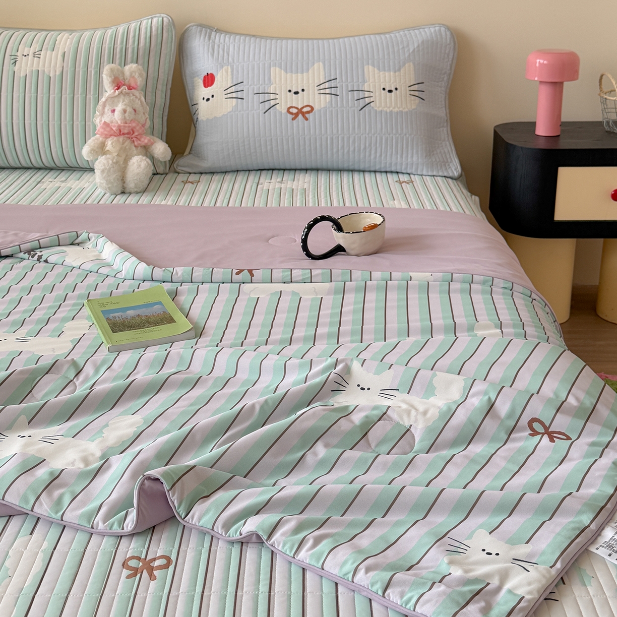 91家纺网 家纺一手货源 找家纺 桃子家居 2026新款A类小清新卡通数码印花混搭小冰皮夏被夏凉被空调被席子凉席四件套 小冰皮-薄荷奶糖猫