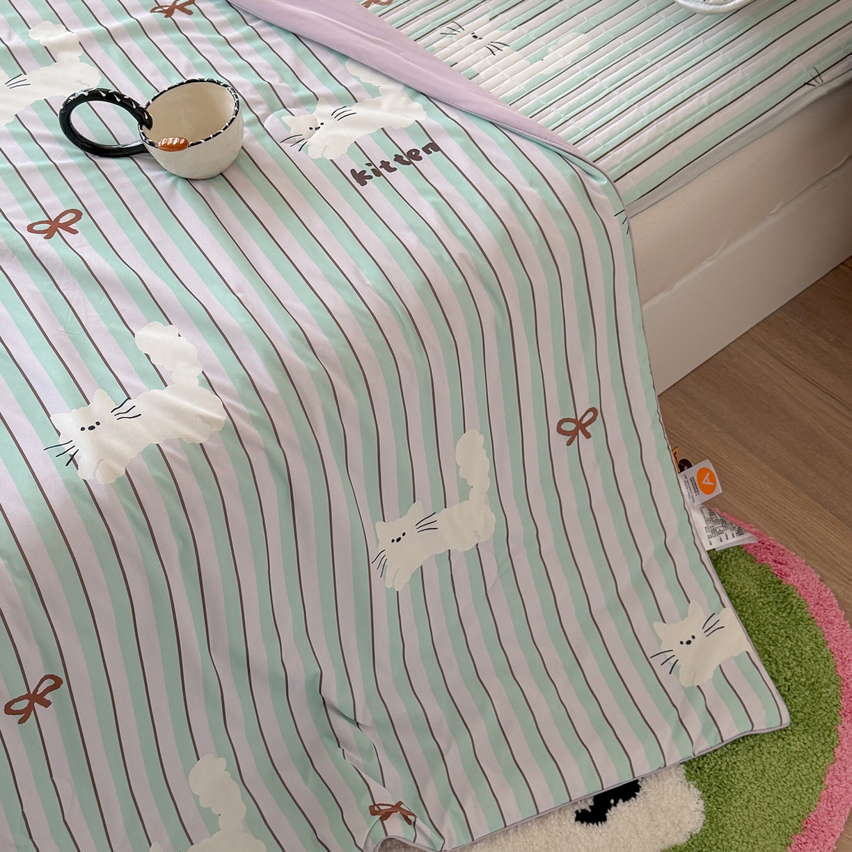 91家纺网 家纺一手货源 找家纺 桃子家居 2026新款A类小清新卡通数码印花混搭小冰皮夏被夏凉被空调被席子凉席四件套 小冰皮-薄荷奶糖猫