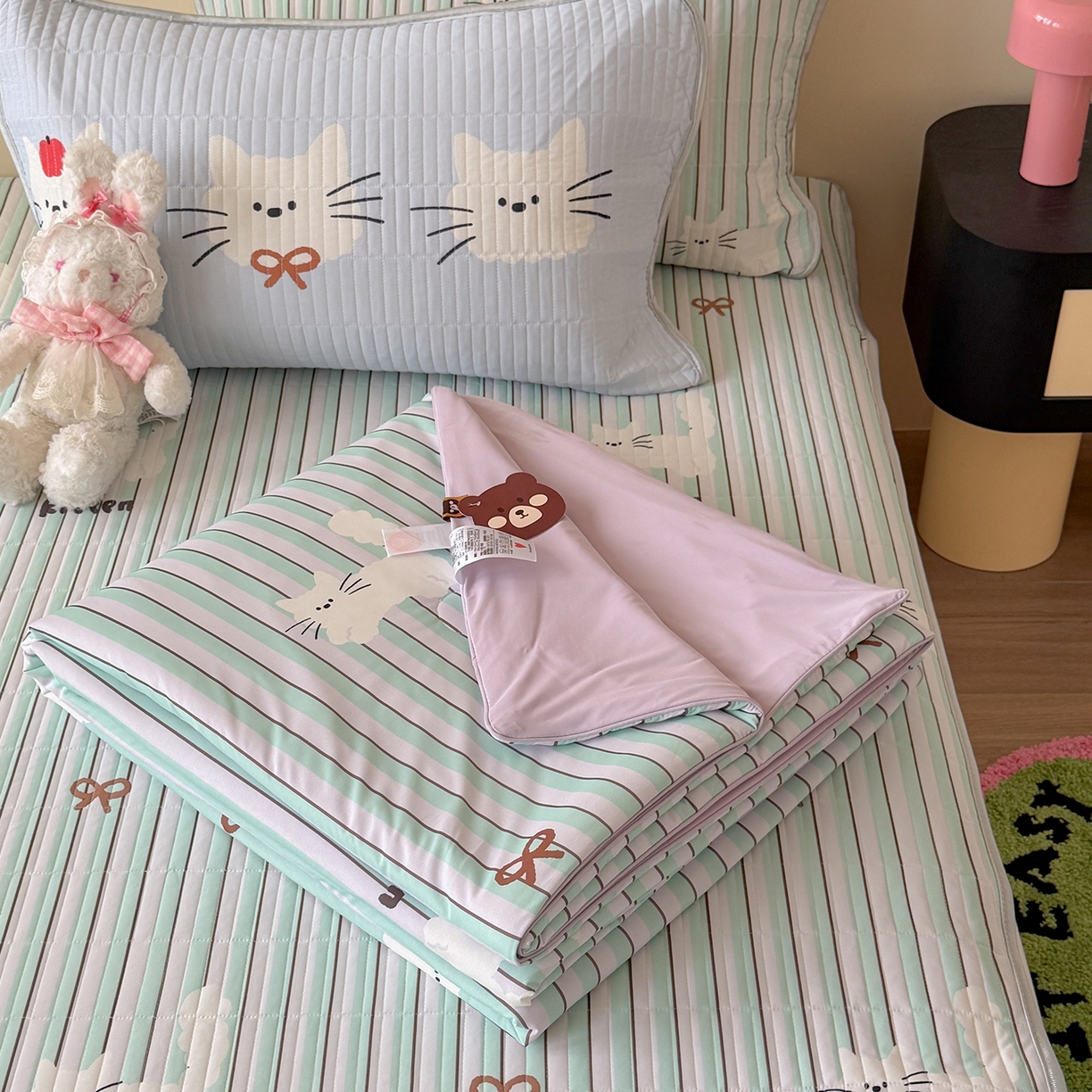 91家纺网 家纺一手货源 找家纺 桃子家居 2026新款A类小清新卡通数码印花混搭小冰皮夏被夏凉被空调被席子凉席四件套 小冰皮-薄荷奶糖猫