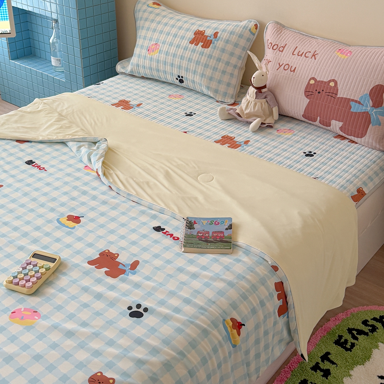 91家纺网 家纺一手货源 找家纺 桃子家居 2026新款A类小清新卡通数码印花混搭小冰皮夏被夏凉被空调被席子凉席四件套 小冰皮-蓝格奶油猫