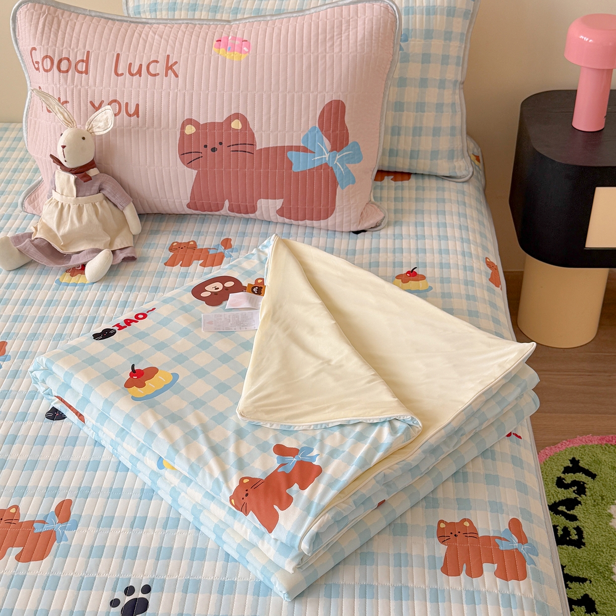 91家纺网 家纺一手货源 找家纺 桃子家居 2026新款A类小清新卡通数码印花混搭小冰皮夏被夏凉被空调被席子凉席四件套 小冰皮-蓝格奶油猫