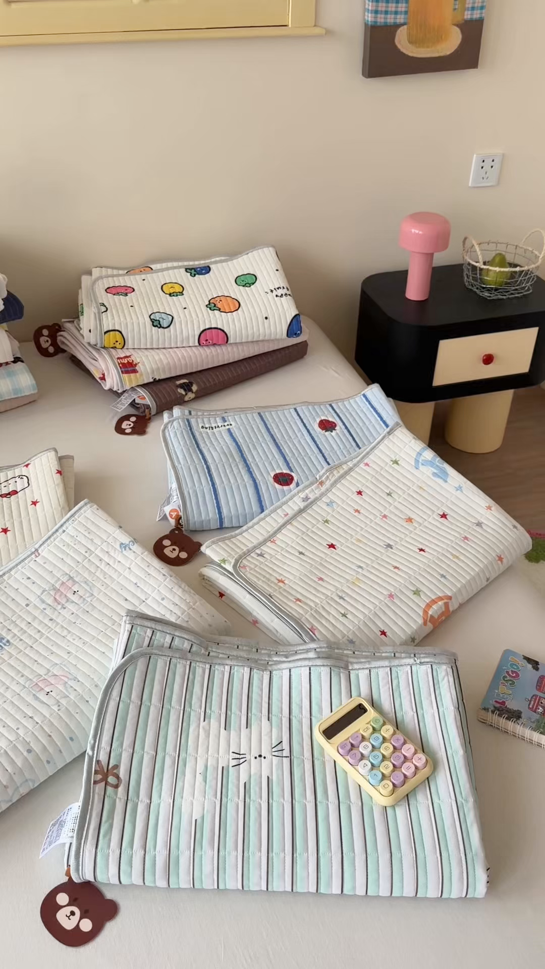 91家纺网 家纺一手货源 找家纺 桃子家居 2026新款A类小清新卡通数码印花混搭小冰皮夏被夏凉被空调被席子凉席四件套 组合图仅供展示不可下单