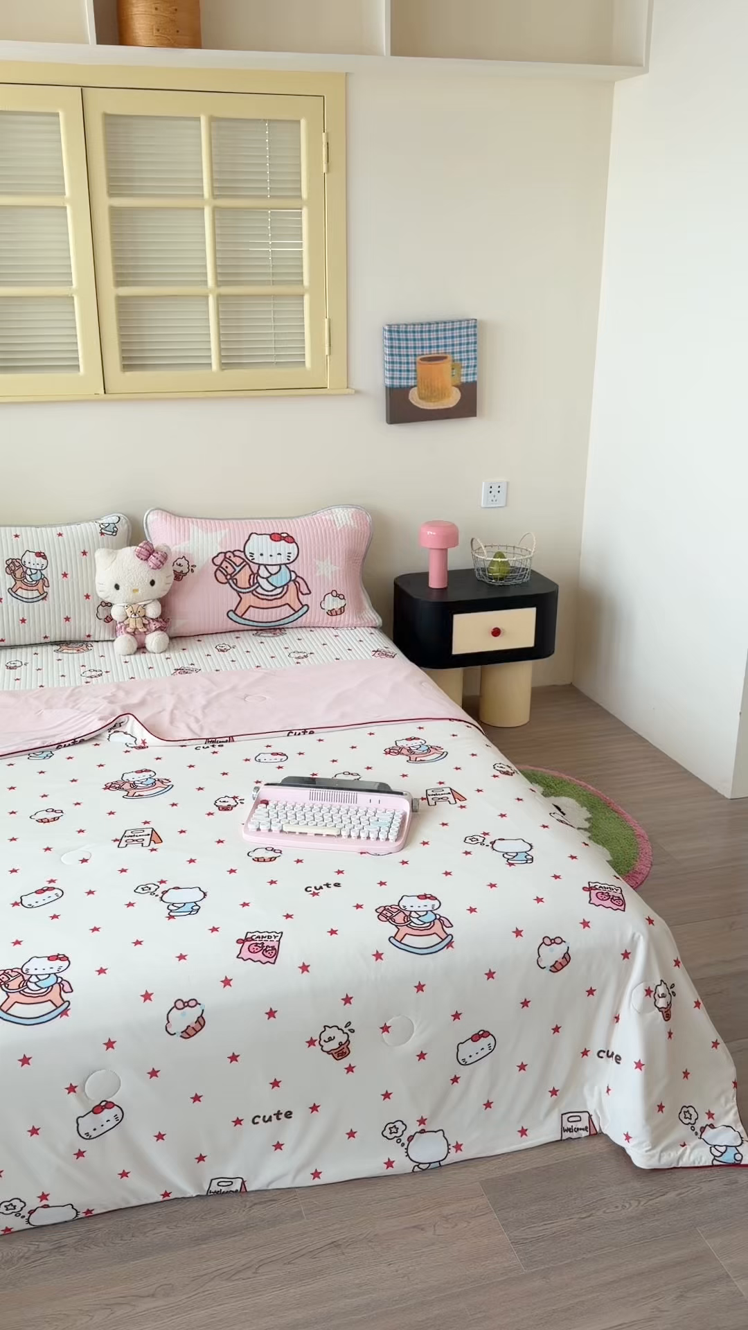 91家纺网 家纺一手货源 找家纺 桃子家居 2026新款A类小清新卡通数码印花混搭小冰皮夏被夏凉被空调被席子凉席四件套 小冰皮-甜粉木马猫