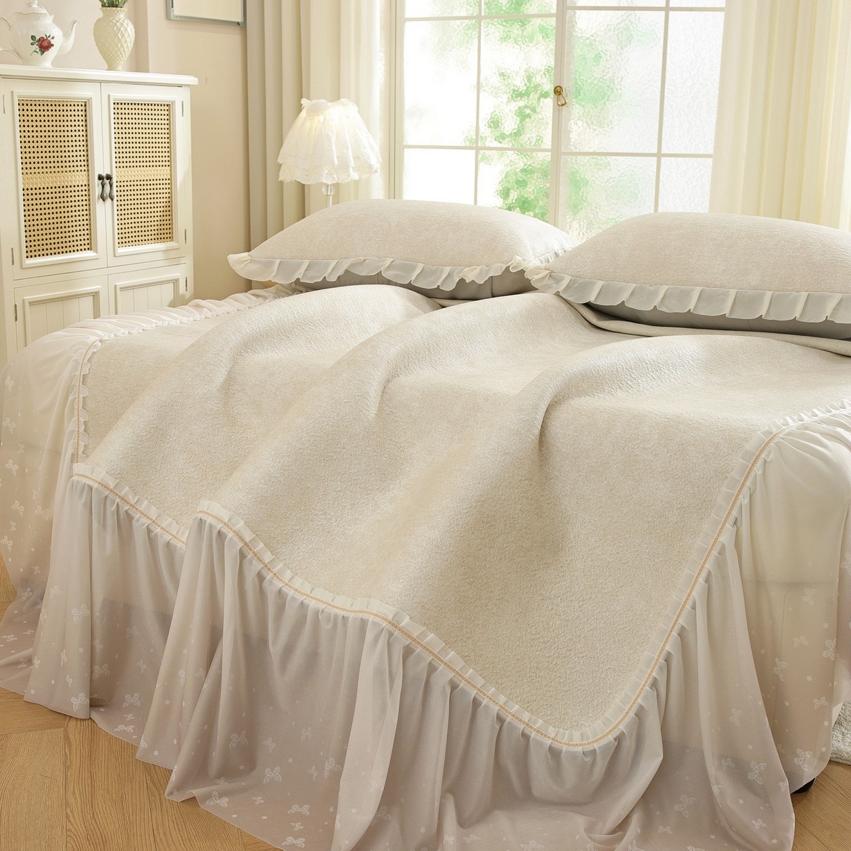 91家纺网 家纺一手货源 找家纺 共鸣沙发垫 2026新款冰豆豆素雅床裙系列 素雅米黄