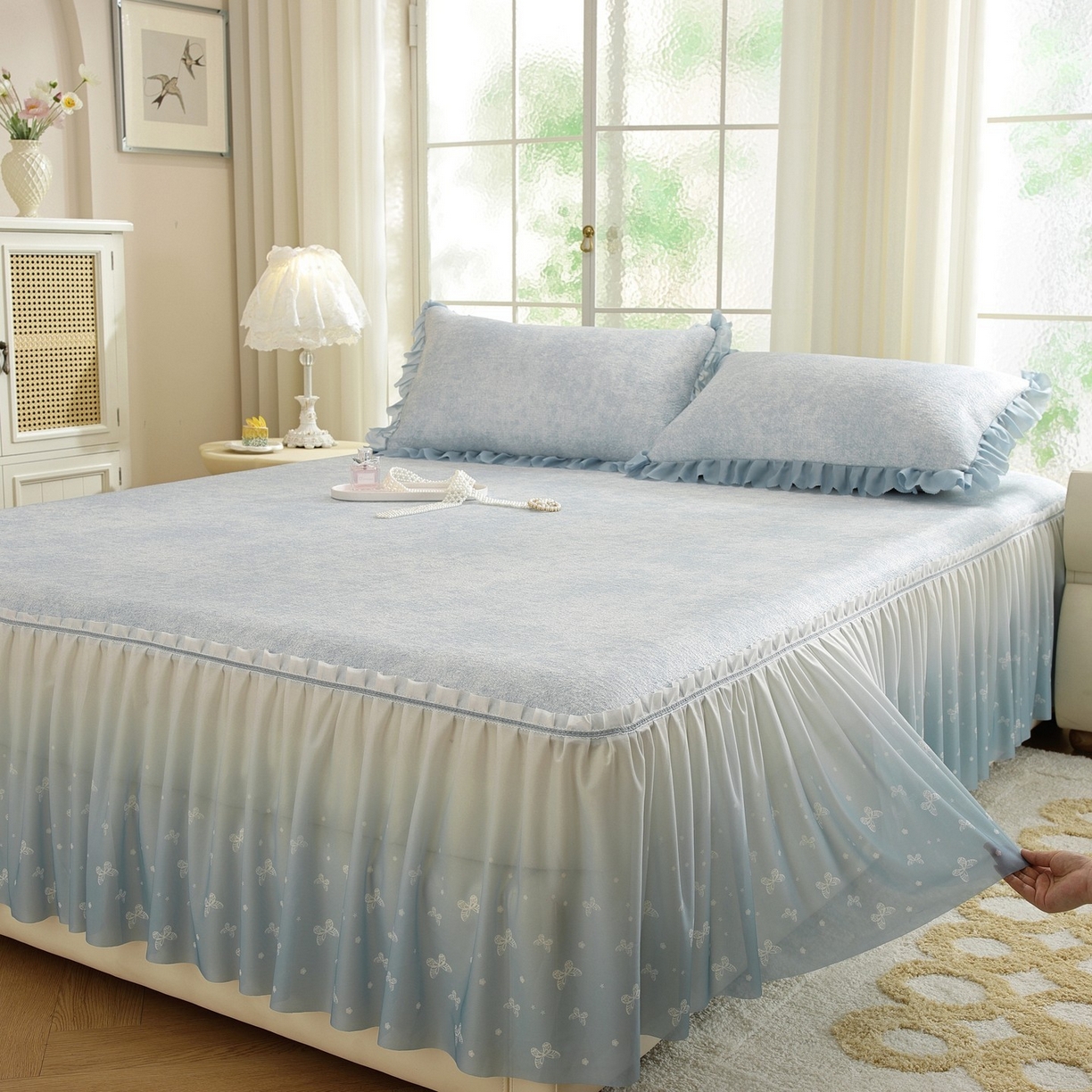 91家纺网 家纺一手货源 找家纺 共鸣沙发垫 2026新款冰豆豆素雅床裙系列 素雅蓝色