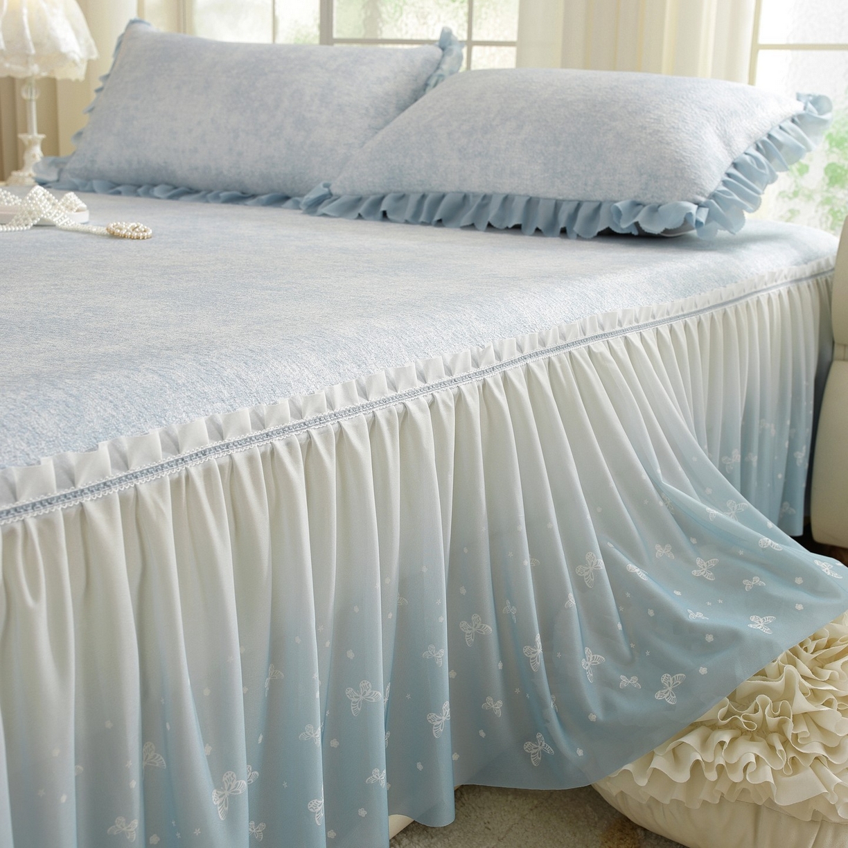 91家纺网 家纺一手货源 找家纺 共鸣沙发垫 2026新款冰豆豆素雅床裙系列 素雅蓝色