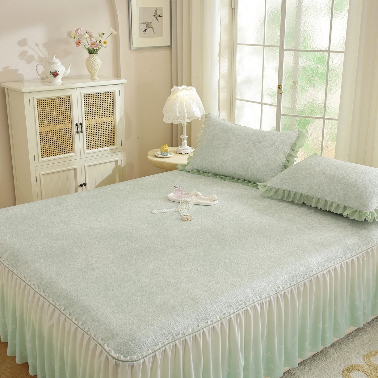 91家纺网 家纺一手货源 找家纺 共鸣沙发垫 2026新款冰豆豆素雅床裙系列 素雅绿色