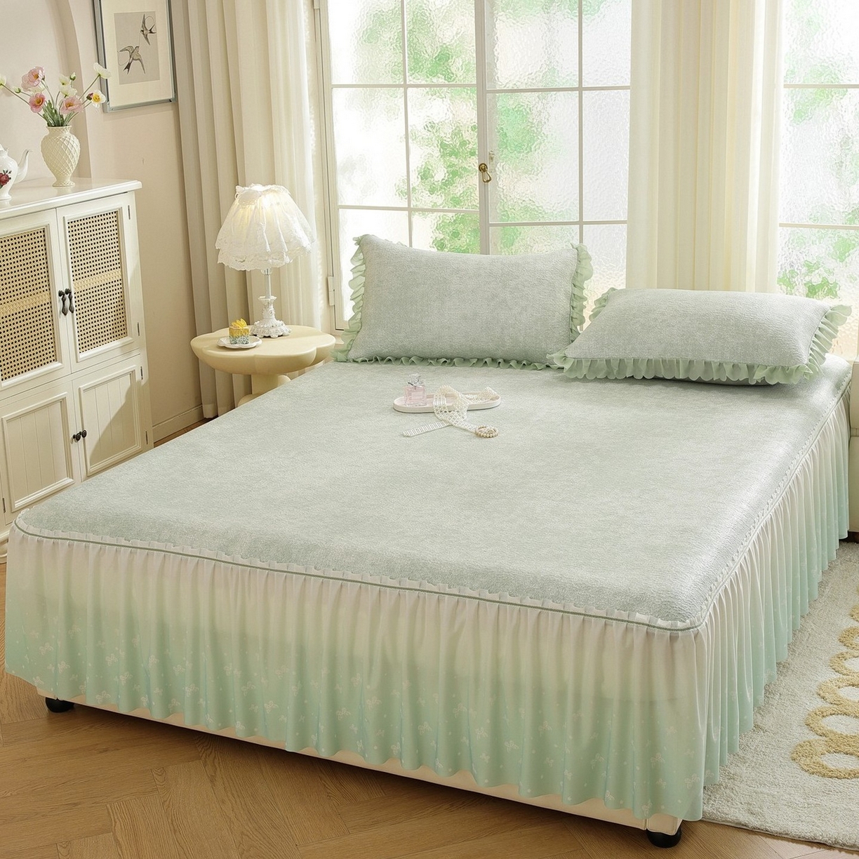 91家纺网 家纺一手货源 找家纺 共鸣沙发垫 2026新款冰豆豆素雅床裙系列 素雅绿色