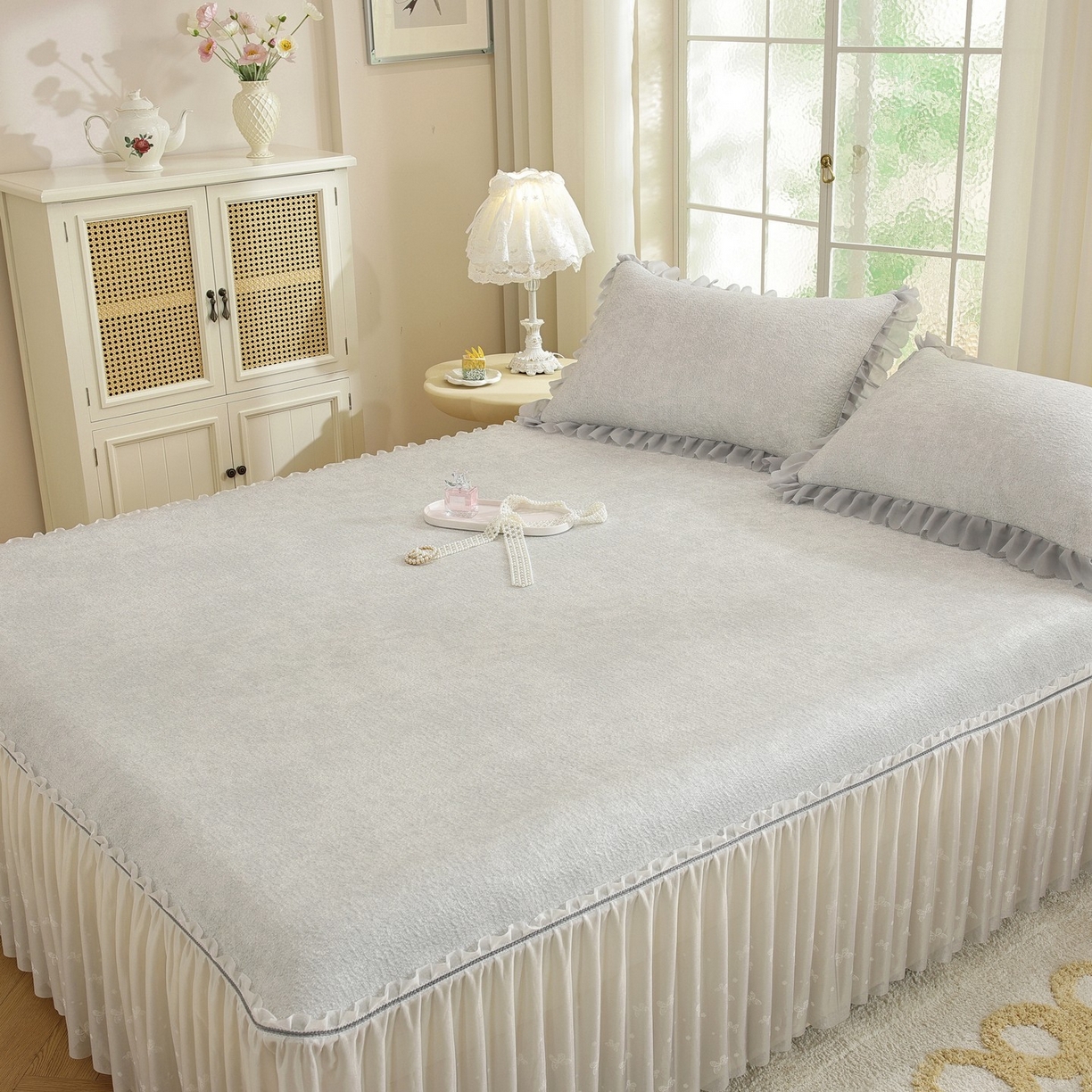 91家纺网 家纺一手货源 找家纺 共鸣沙发垫 2026新款冰豆豆素雅床裙系列 素雅灰色