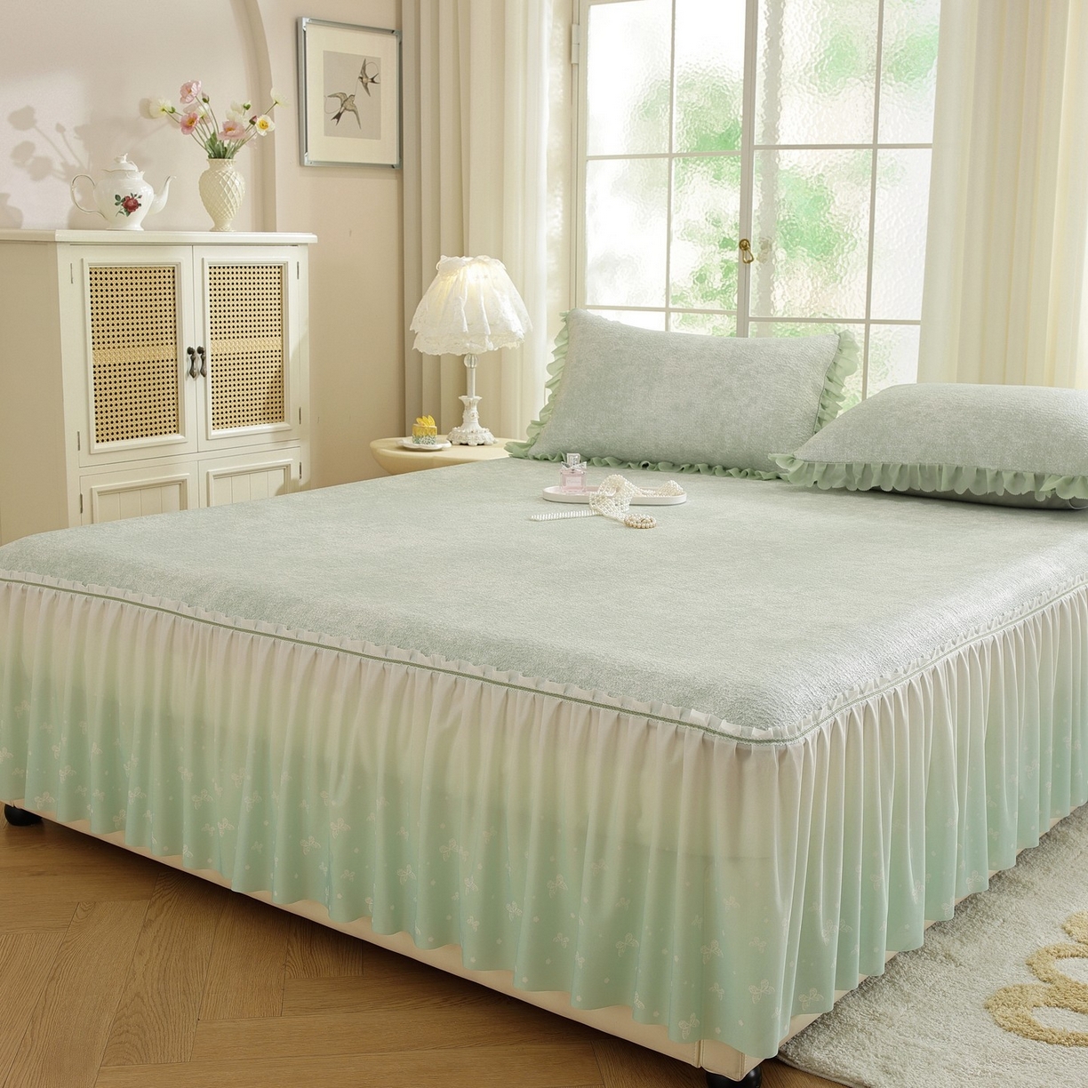 91家纺网 家纺一手货源 找家纺 共鸣沙发垫 2026新款冰豆豆素雅床裙系列 素雅绿色