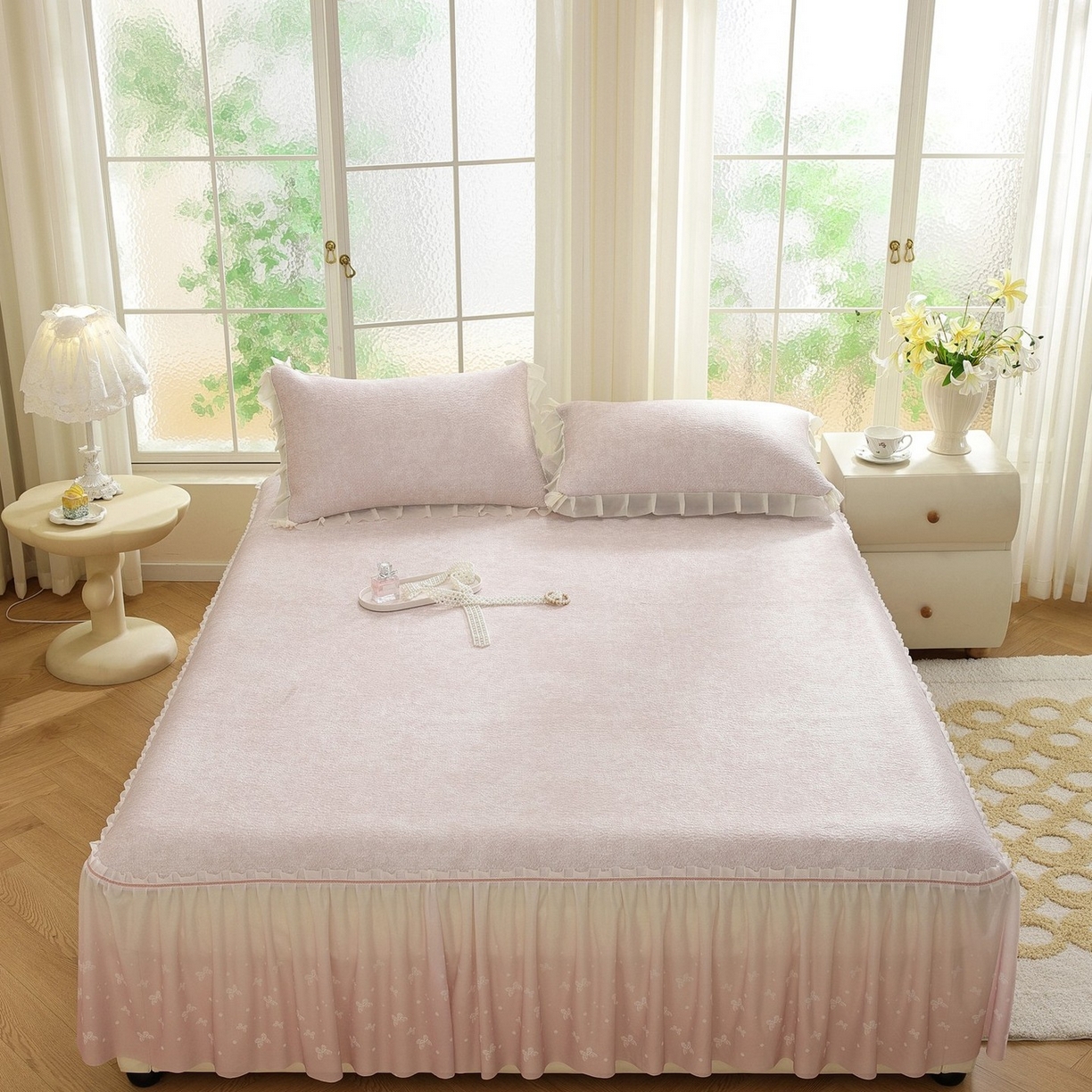 91家纺网 家纺一手货源 找家纺 共鸣沙发垫 2026新款冰豆豆素雅床裙系列 素雅粉色