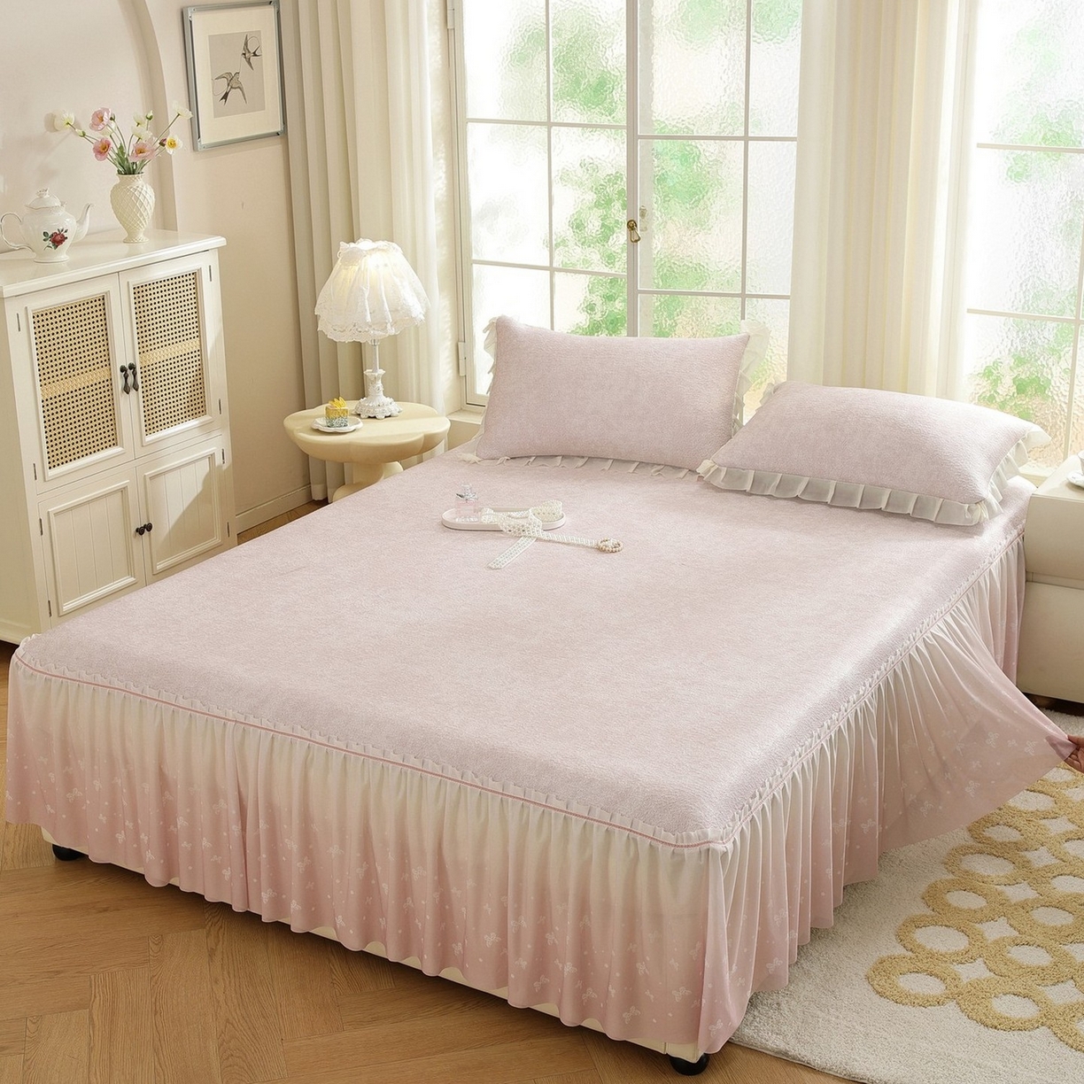 91家纺网 家纺一手货源 找家纺 共鸣沙发垫 2026新款冰豆豆素雅床裙系列 素雅粉色