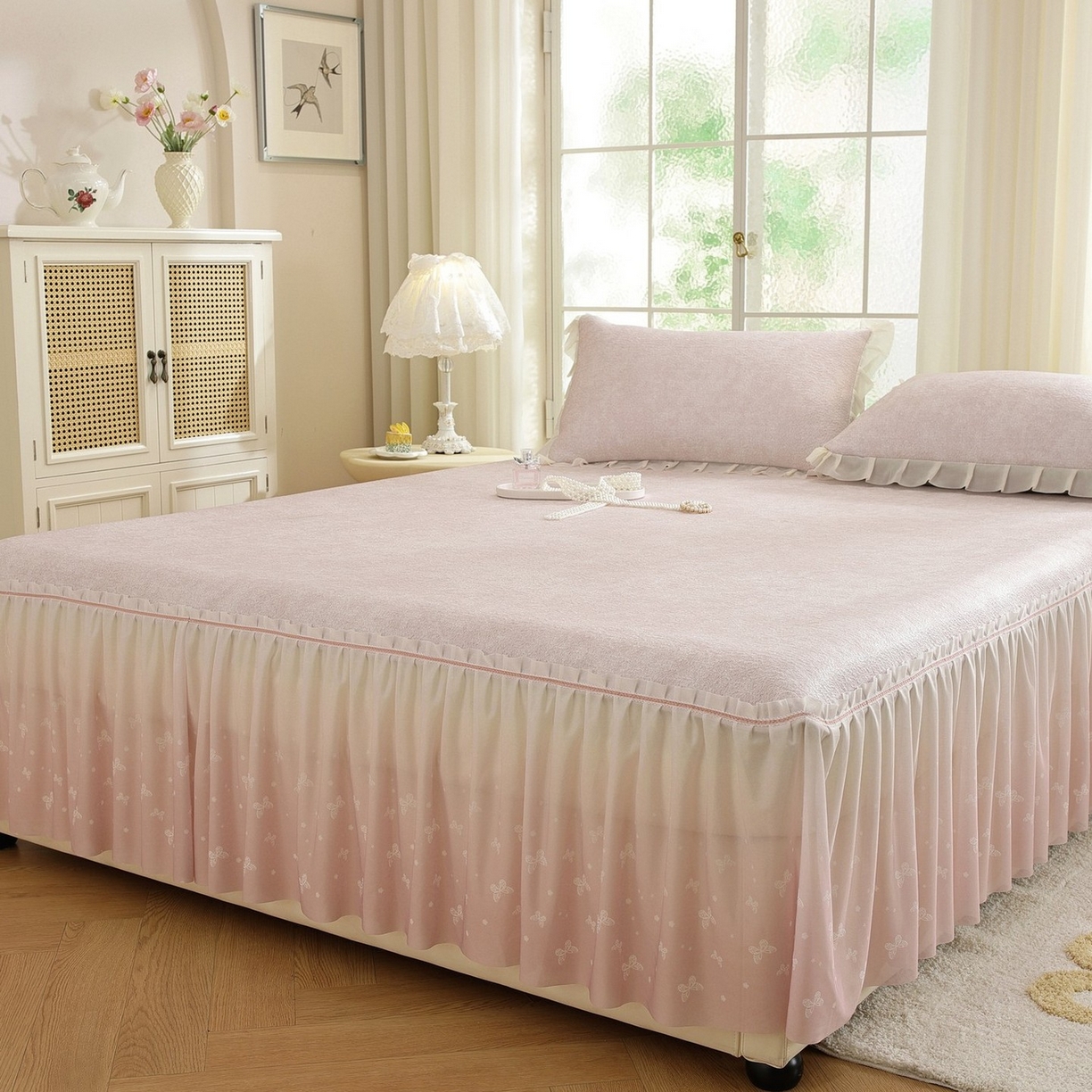 91家纺网 家纺一手货源 找家纺 共鸣沙发垫 2026新款冰豆豆素雅床裙系列 素雅粉色