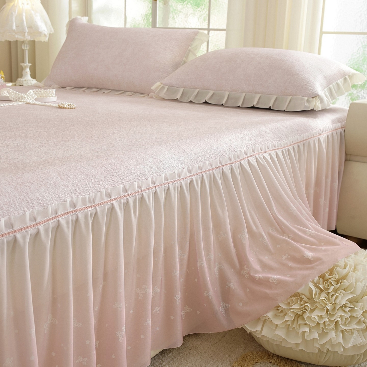 91家纺网 家纺一手货源 找家纺 共鸣沙发垫 2026新款冰豆豆素雅床裙系列 素雅粉色