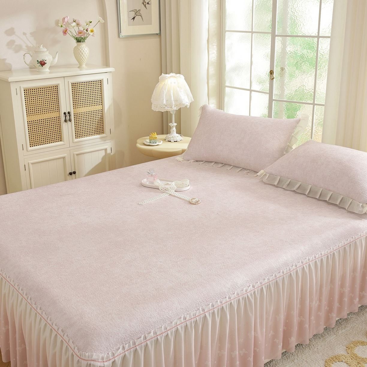 91家纺网 家纺一手货源 找家纺 共鸣沙发垫 2026新款冰豆豆素雅床裙系列 素雅粉色